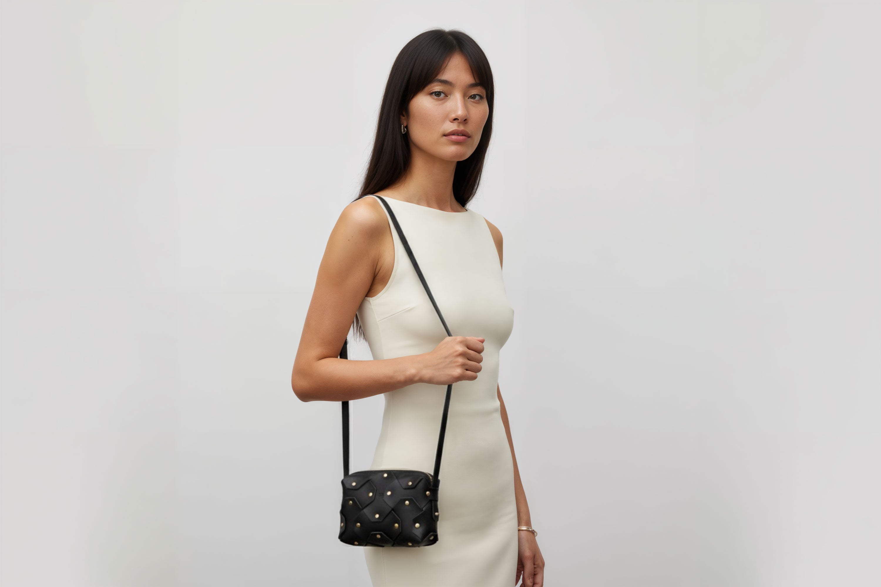 Rivet Bag Small Leather Black Color Clutch Crossbody Shoulder On Model Detachable Full Brass Vegetable Tanned Full Grain Leather High Quality Modern Minimalistic Design Atelier Madre Manuel Dreesmann Barcelona Spain