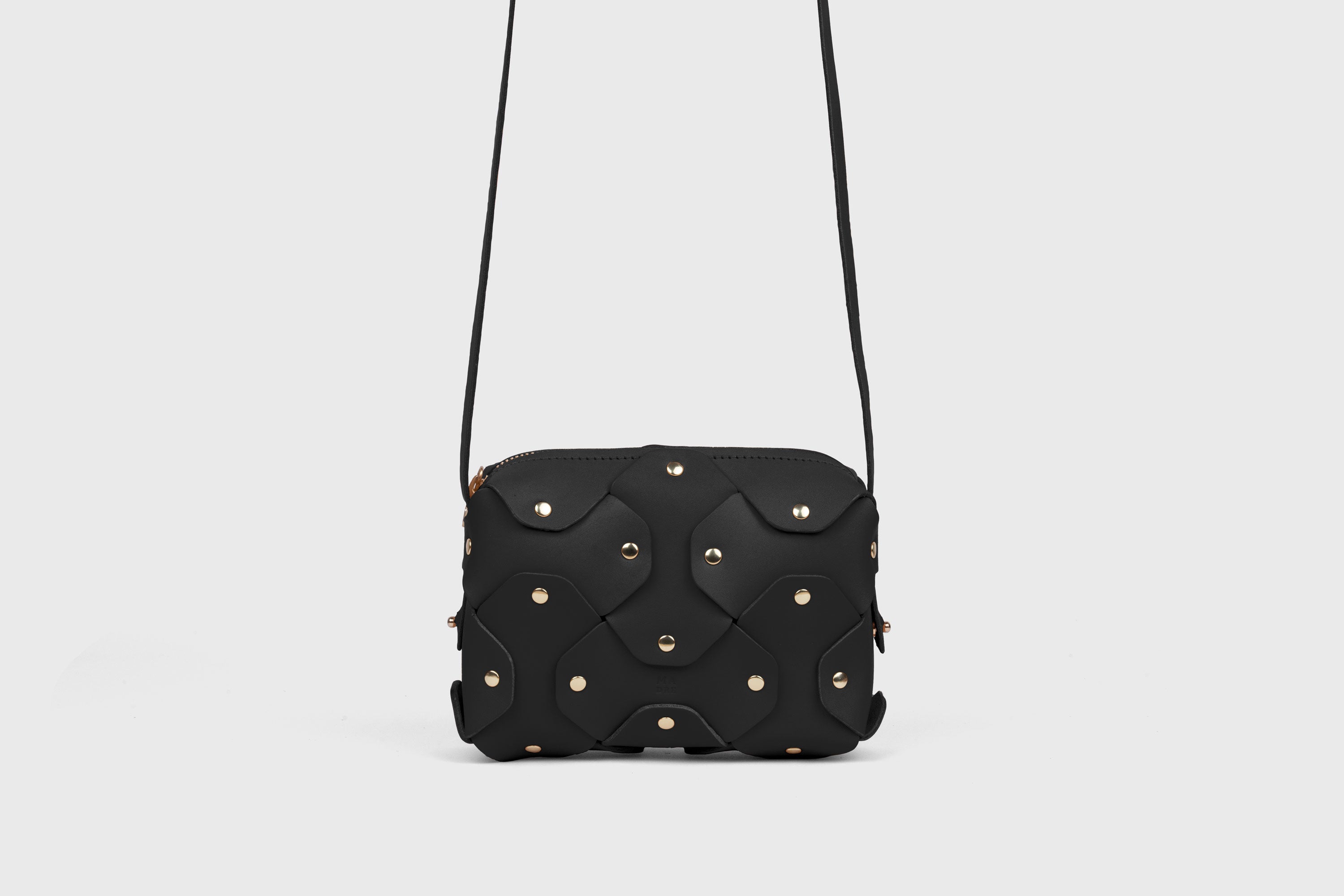 Bolso con Remache Cuero Pequeño Color Negro Embrague Bandolera Hombro Modelo Desmontable Latón Completo Curtido Vegetal Cuero Flor Alta Calidad Moderno Diseño Minimalista Atelier Madre Manuel Dreesmann Barcelona España