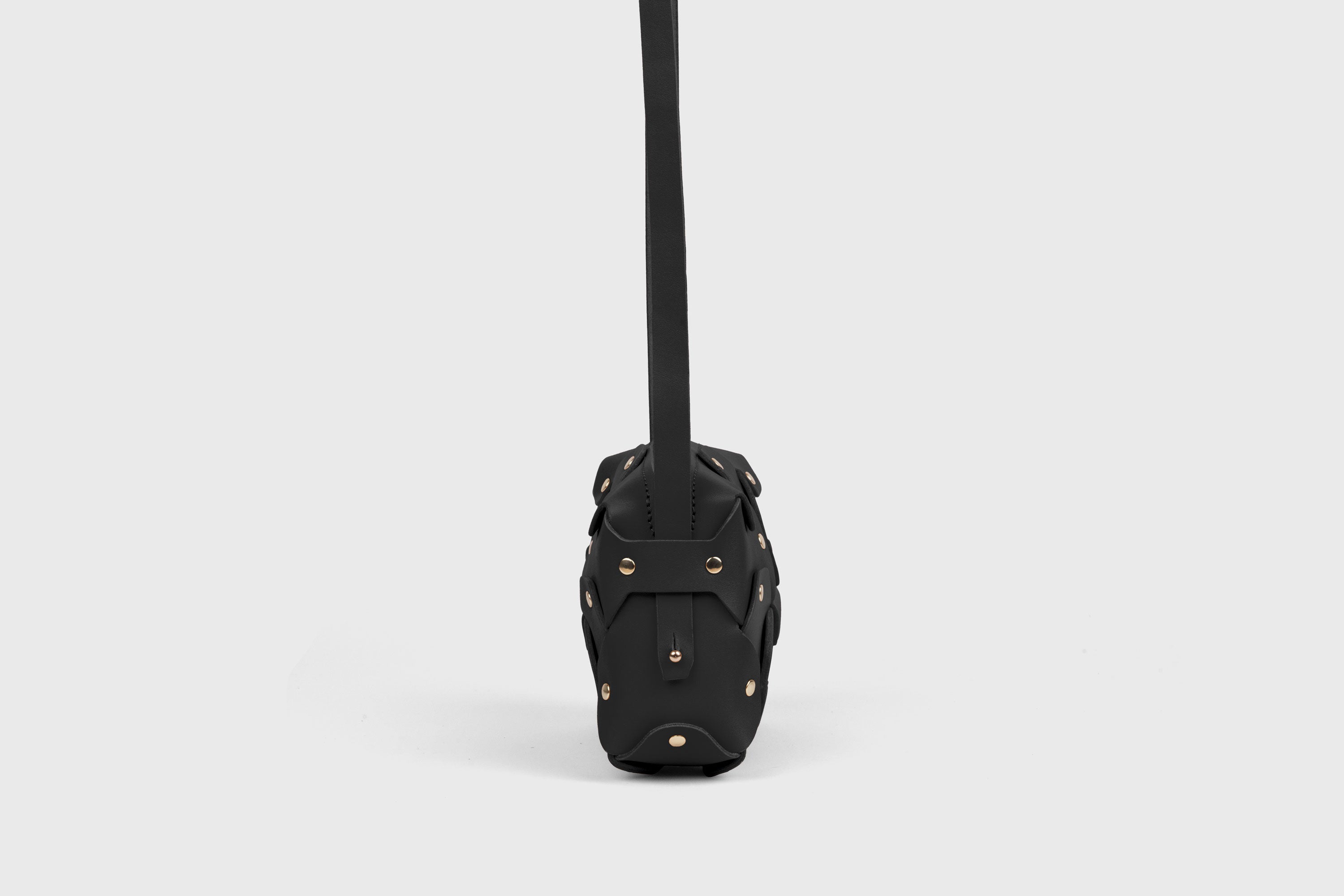 Bolso con Remache Cuero Pequeño Color Negro Embrague Bandolera Hombro Modelo Desmontable Latón Completo Curtido Vegetal Cuero Flor Alta Calidad Moderno Diseño Minimalista Atelier Madre Manuel Dreesmann Barcelona España