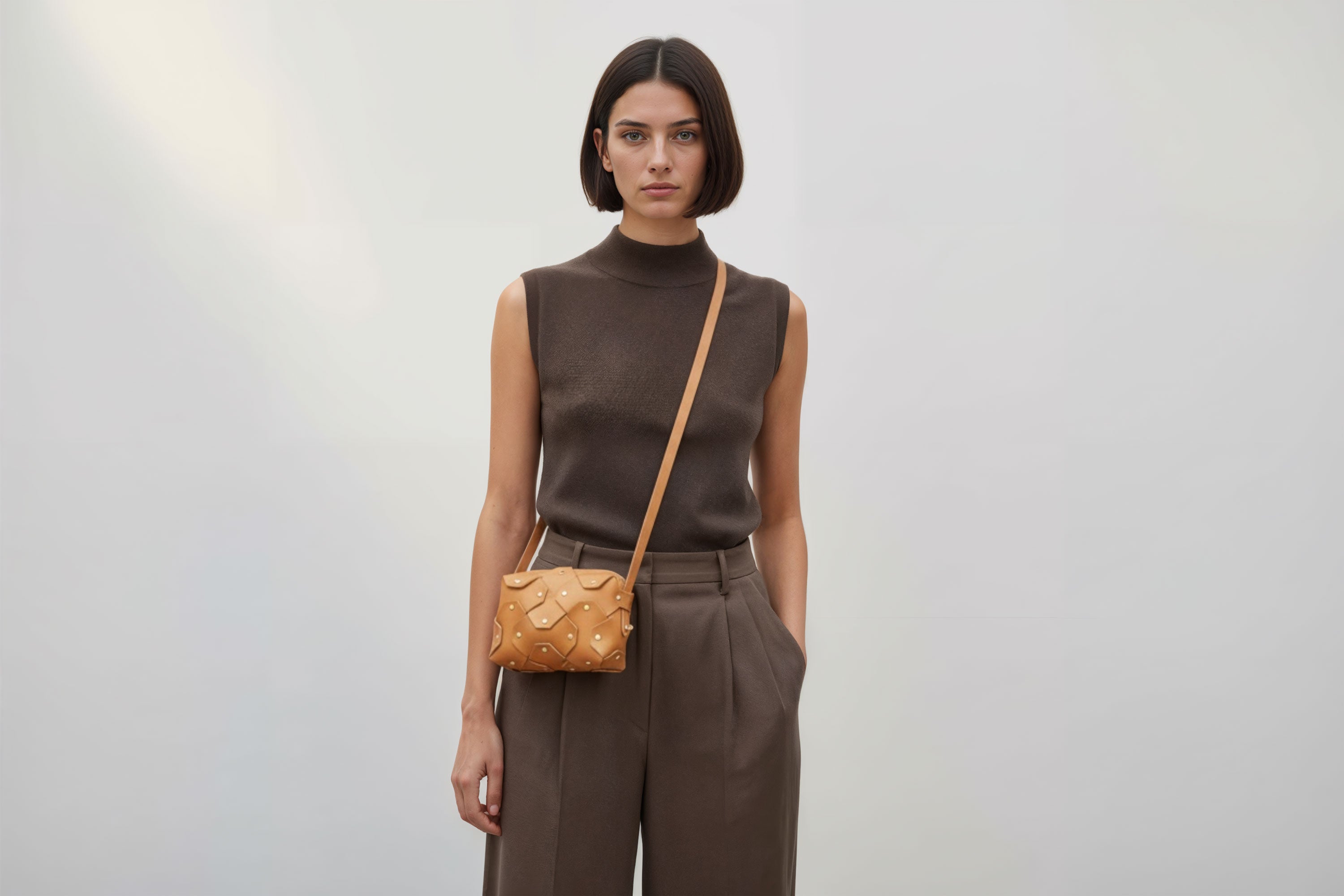 Rivet Bag Small Leather Brown Color Clutch On Model Crossbody Shoulder Detachable Full Brass Vegetable Tanned Full Grain Leather High Quality Modern Minimalistic Design Atelier Madre Manuel Dreesmann Barcelona Spain