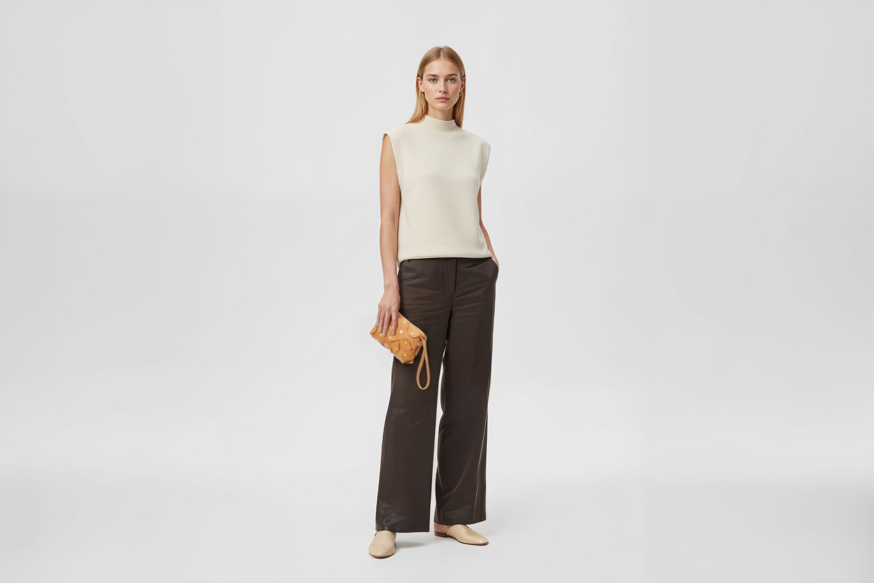 Rivet Bag Small Leather Brown Color Clutch On Model Crossbody Shoulder Detachable Full Brass Vegetable Tanned Full Grain Leather High Quality Modern Minimalistic Design Atelier Madre Manuel Dreesmann Barcelona Spain