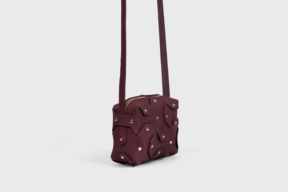 Rivet Bag Small Burgundy Leather Zipper Crossbody Bag Atelier Madre Manuel Dreesmann Barcelona Spain 3