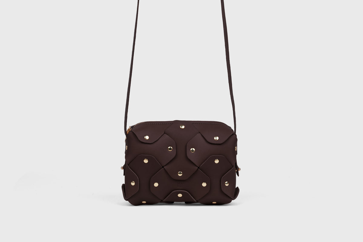Rivet Bag Small Chocolate Brown Leather Zipper Crossbody Bag Atelier Madre Manuel Dreesmann Barcelona Spain 1