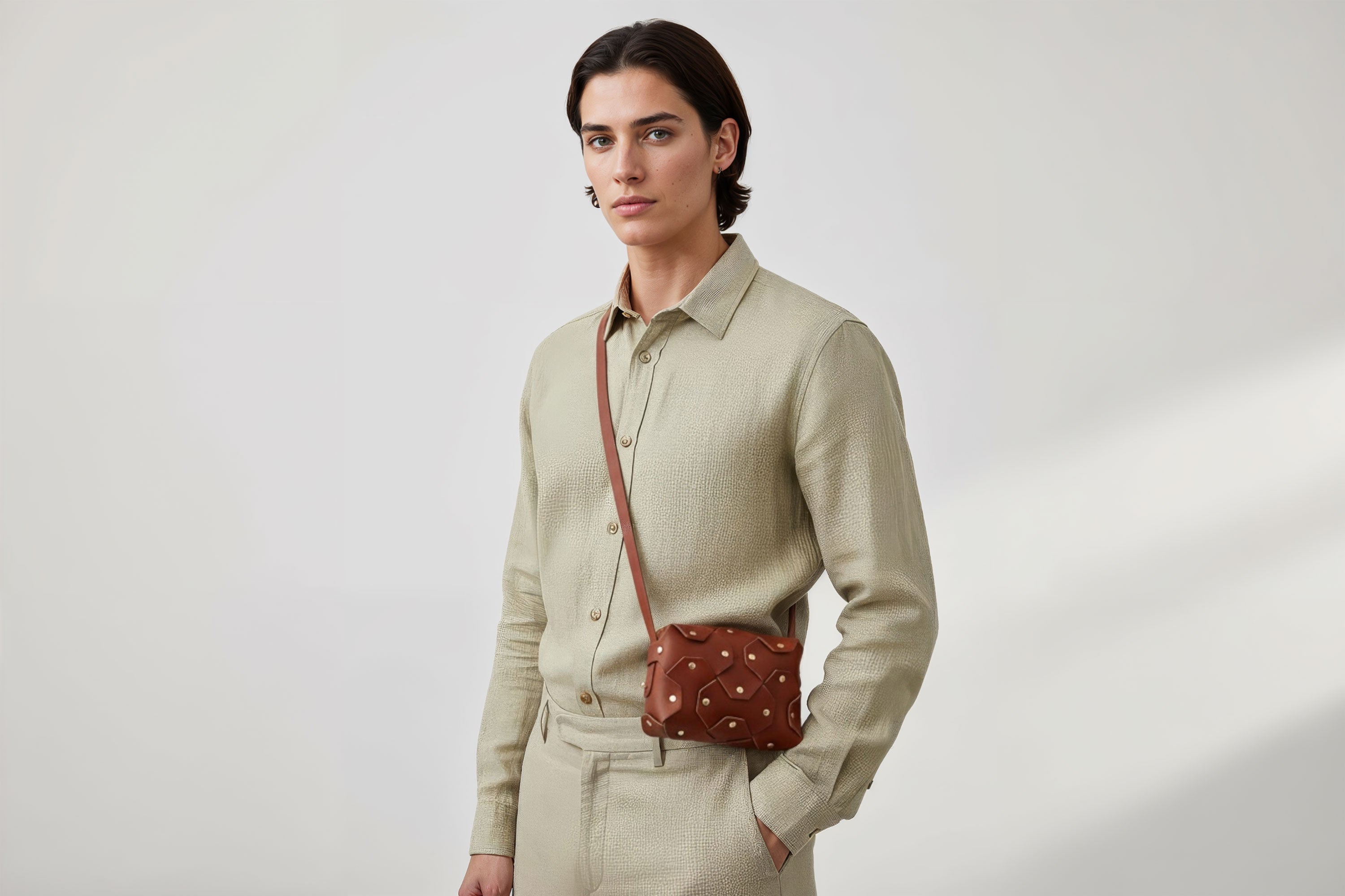 Rivet Bag Small Leather Dark Brown Color Clutch On Model Crossbody Shoulder Detachable Full Brass Vegetable Tanned Full Grain Leather High Quality Modern Minimalistic Design Atelier Madre Manuel Dreesmann Barcelona Spain