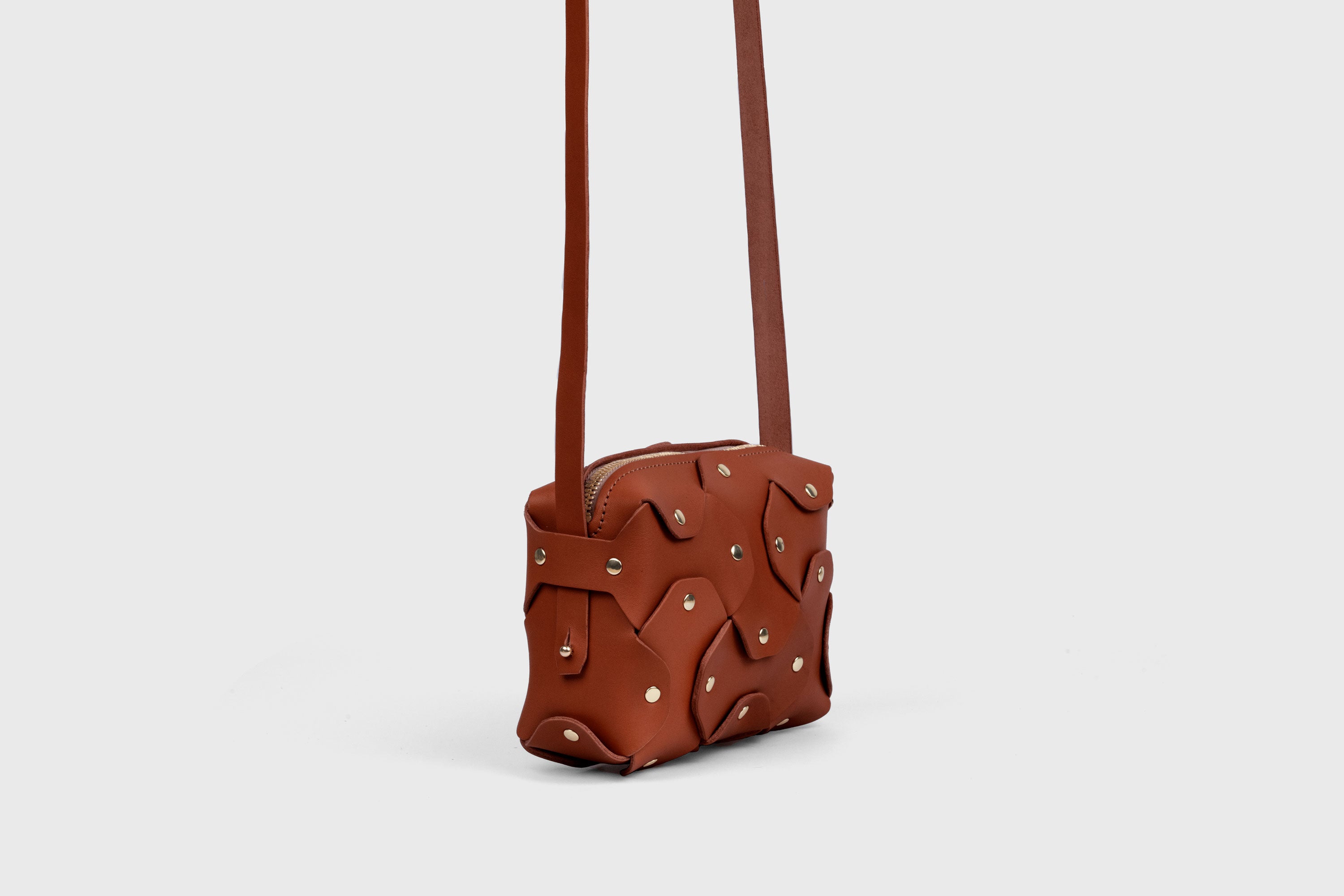 Bolso con Remache Cuero Pequeño Color Marrón Oscuro Embrague En Modelo Bandolera Hombro Desmontable Latón Completo Curtido Vegetal Cuero De Granos Alta Calidad Moderno Diseño Minimalista Atelier Madre Manuel Dreesmann Barcelona España