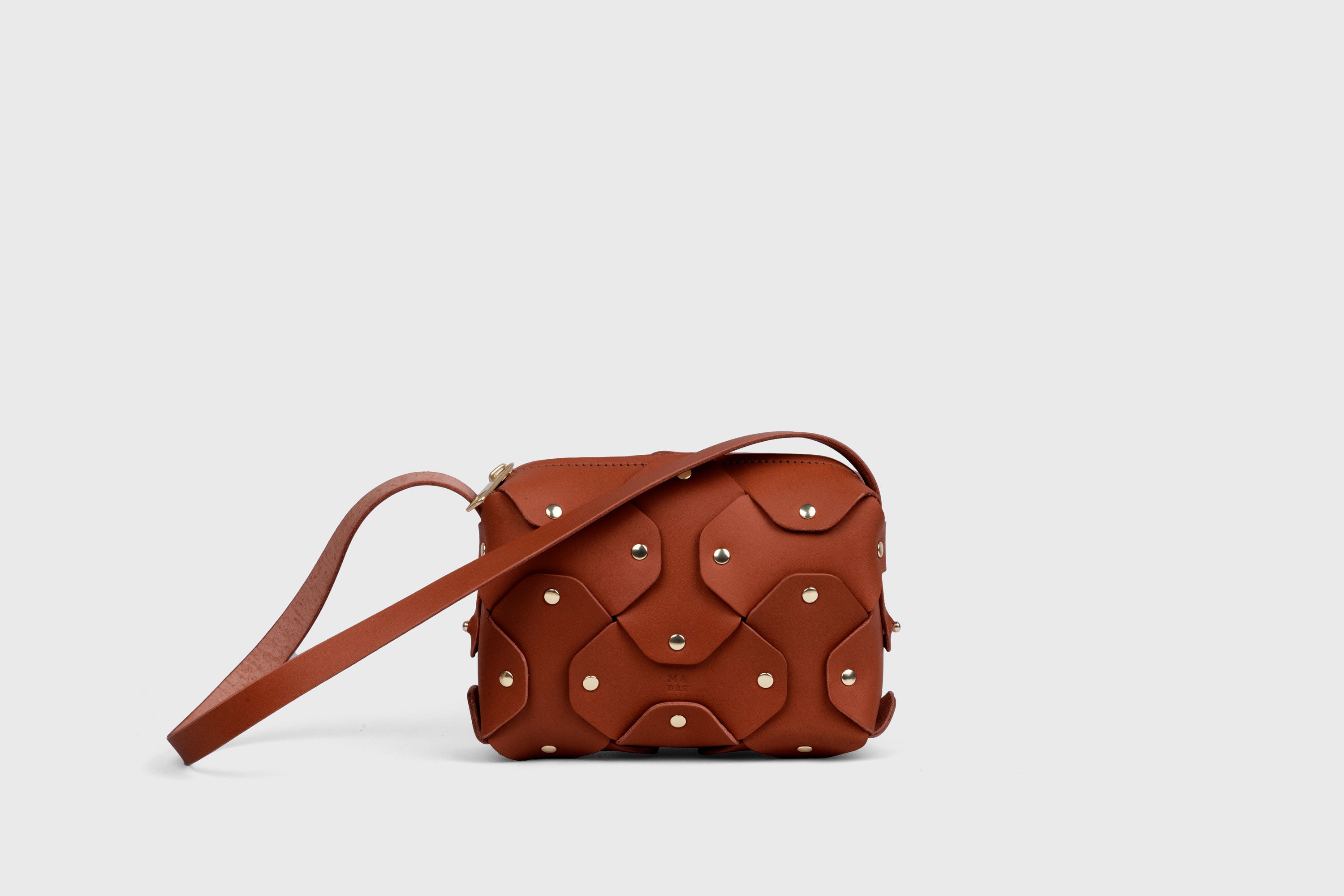 Bolso con Remache Cuero Pequeño Color Marrón Oscuro Embrague En Modelo Bandolera Hombro Desmontable Latón Completo Curtido Vegetal Cuero De Granos Alta Calidad Moderno Diseño Minimalista Atelier Madre Manuel Dreesmann Barcelona España