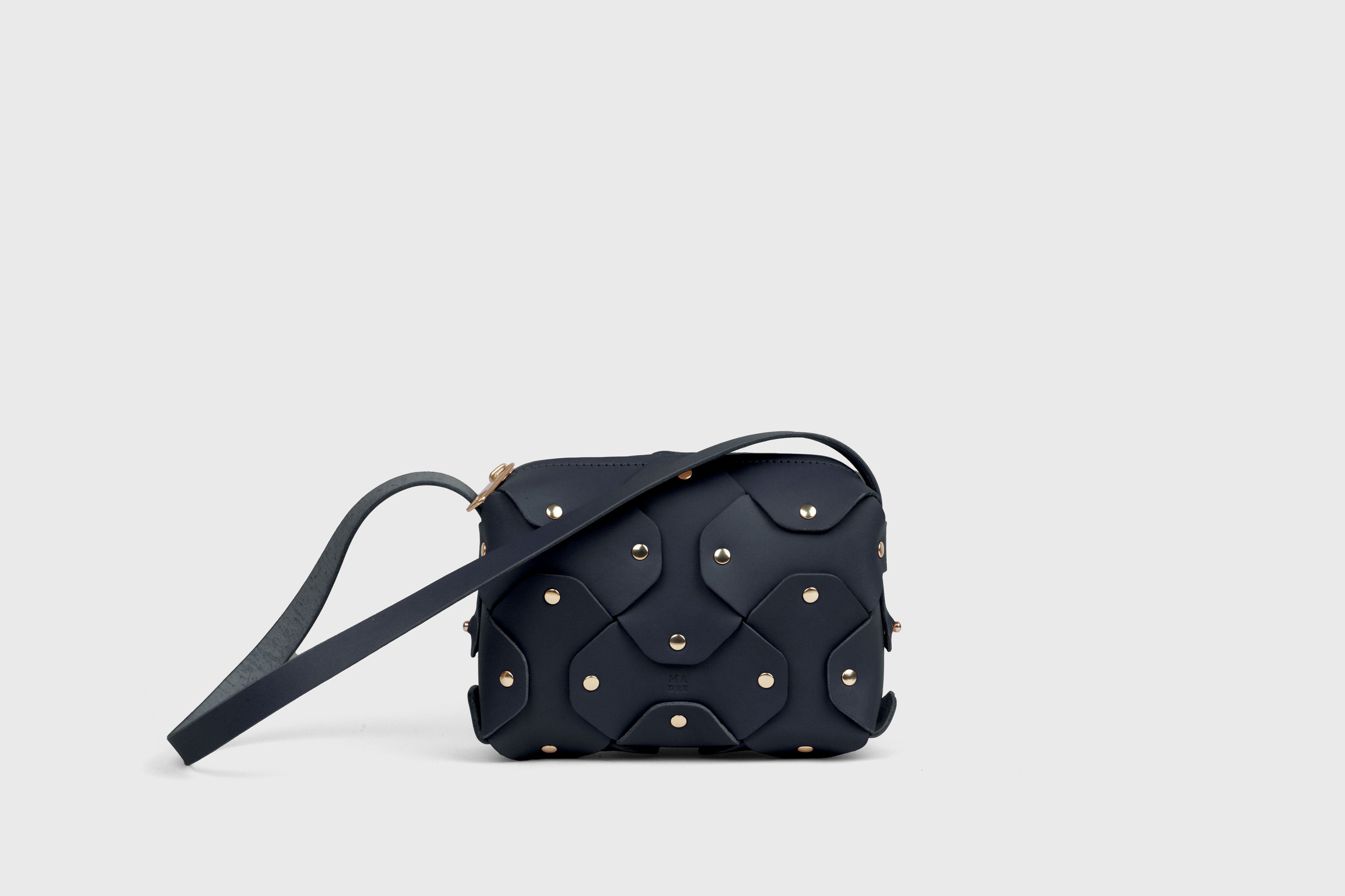 Bolso De Remache Cuero Pequeño Color Azul Marino Clutch Sobre Modelo Bandolera Hombro Desmontable Latón Completo Curtido Vegetal Cuero De Granos Alta Calidad Moderno Diseño Minimalista Atelier Madre Manuel Dreesmann Barcelona España