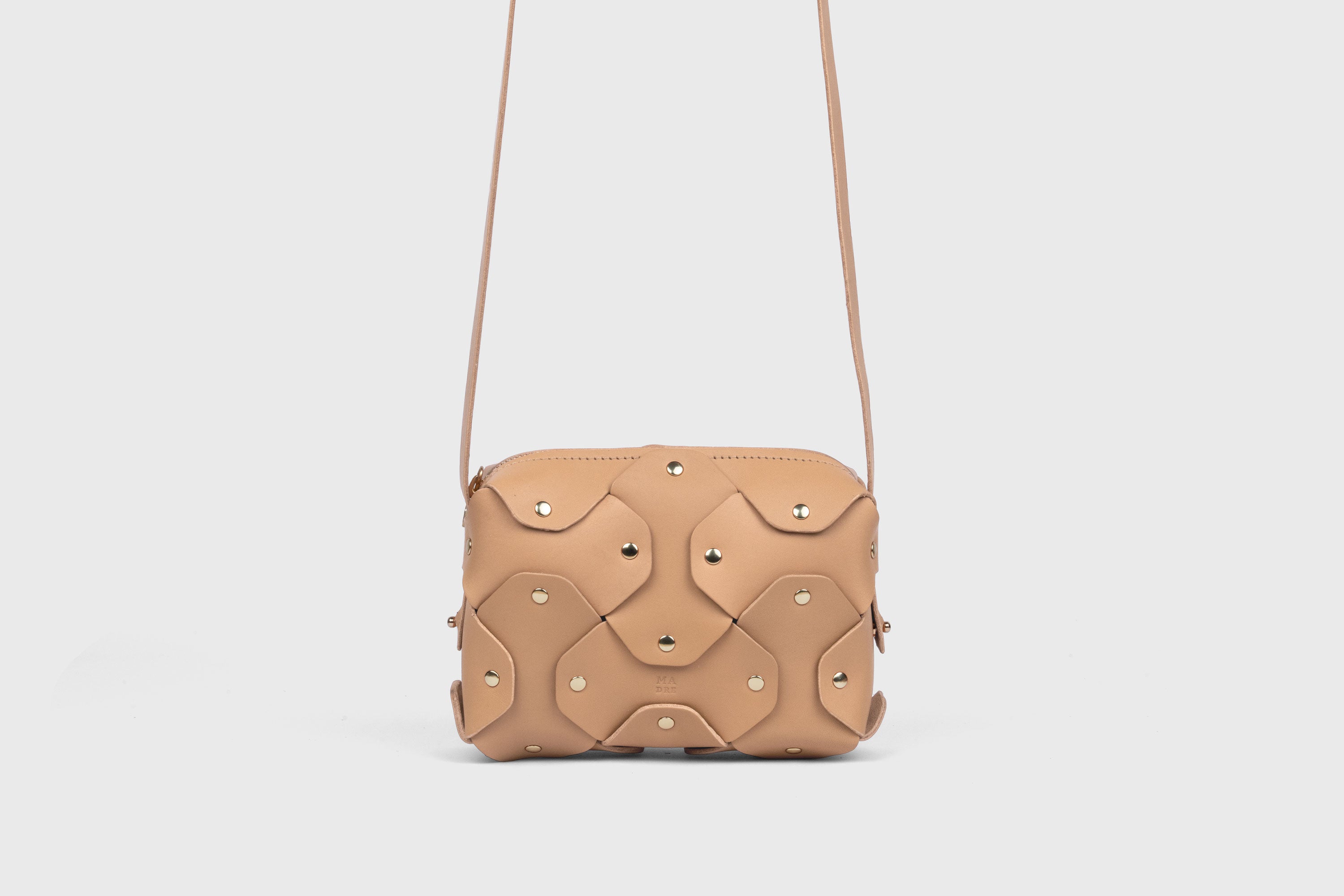 Bolso Con Remache Piel Pequeña Color Natural Sobre Mujer Modelo Clutch Bandolera Hombro Desmontable Latón Completo Curtido Vegetal Piel Flor Alta Calidad Moderno Diseño Minimalista Atelier Madre Manuel Dreesmann Barcelona España