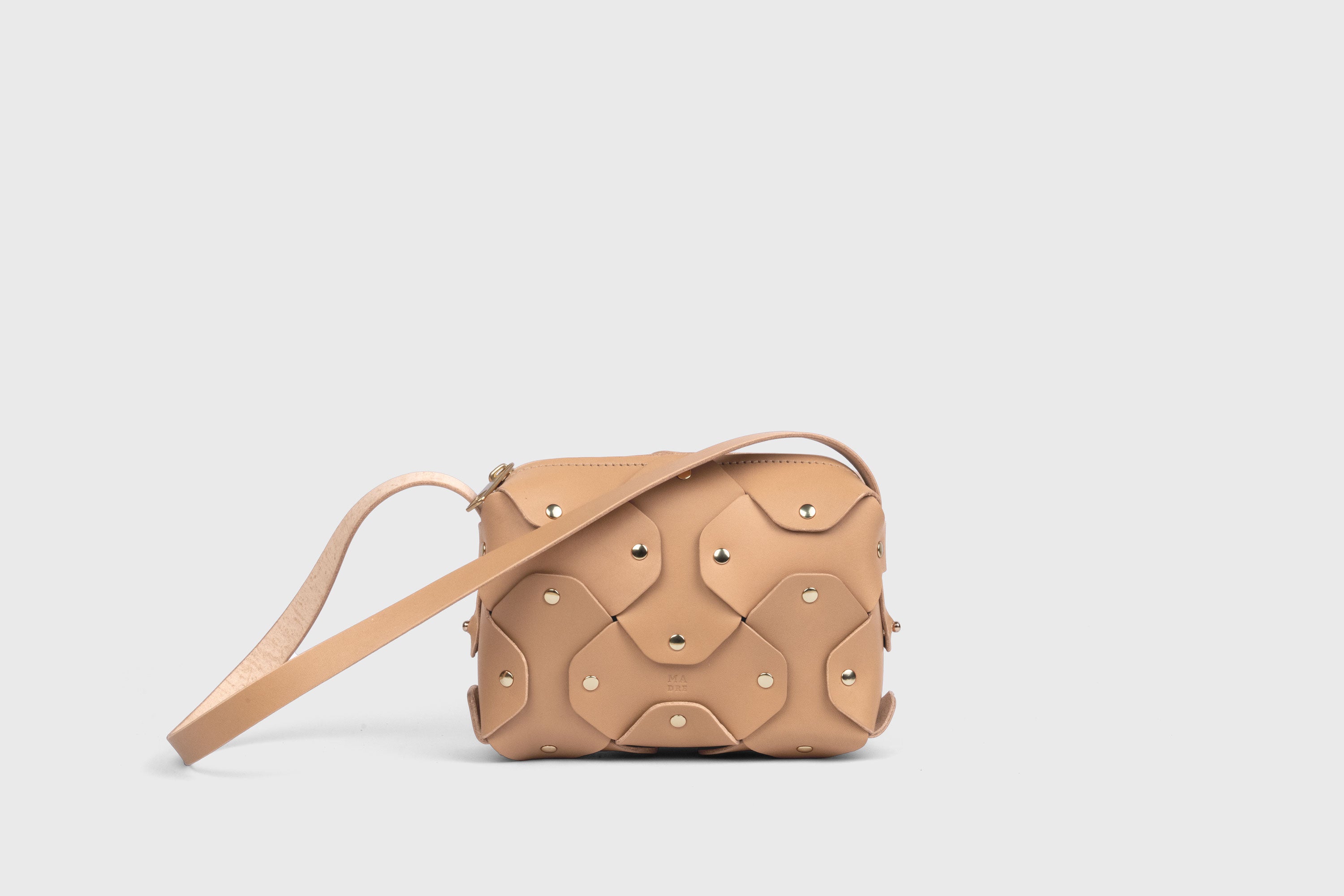 Bolso Con Remache Piel Pequeña Color Natural Sobre Mujer Modelo Clutch Bandolera Hombro Desmontable Latón Completo Curtido Vegetal Piel Flor Alta Calidad Moderno Diseño Minimalista Atelier Madre Manuel Dreesmann Barcelona España