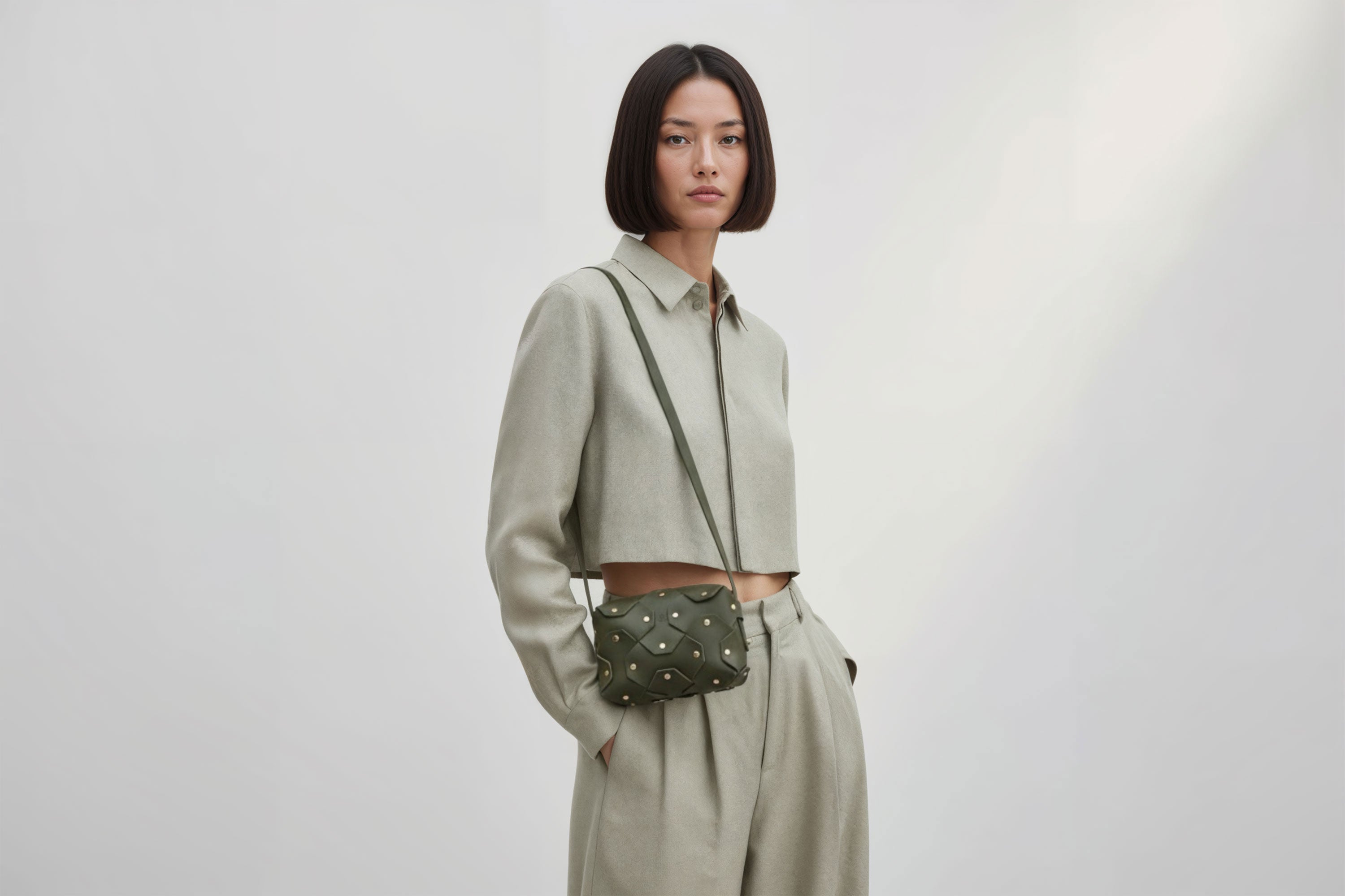 Rivet Bag Small Leather Olive Green Color Clutch Olive Green On Model Crossbody Shoulder Detachable Full Brass Vegetable Tanned Full Grain Leather High Quality Modern Minimalistic Design Atelier Madre Manuel Dreesmann Barcelona Spain
