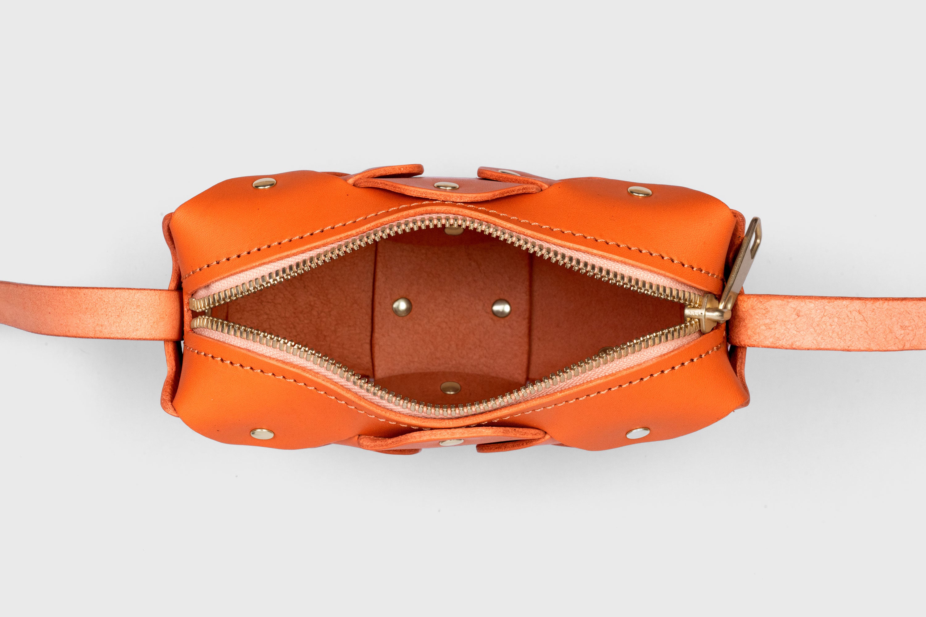 Bolso Con Remache Cuero Pequeño Color Naranja Clutch Bandolera En Modelo Hombro Desmontable Latón Completo Curtido Vegetal Cuero De Granos Alta Calidad Moderno Diseño Minimalista Atelier Madre Manuel Dreesmann Barcelona España