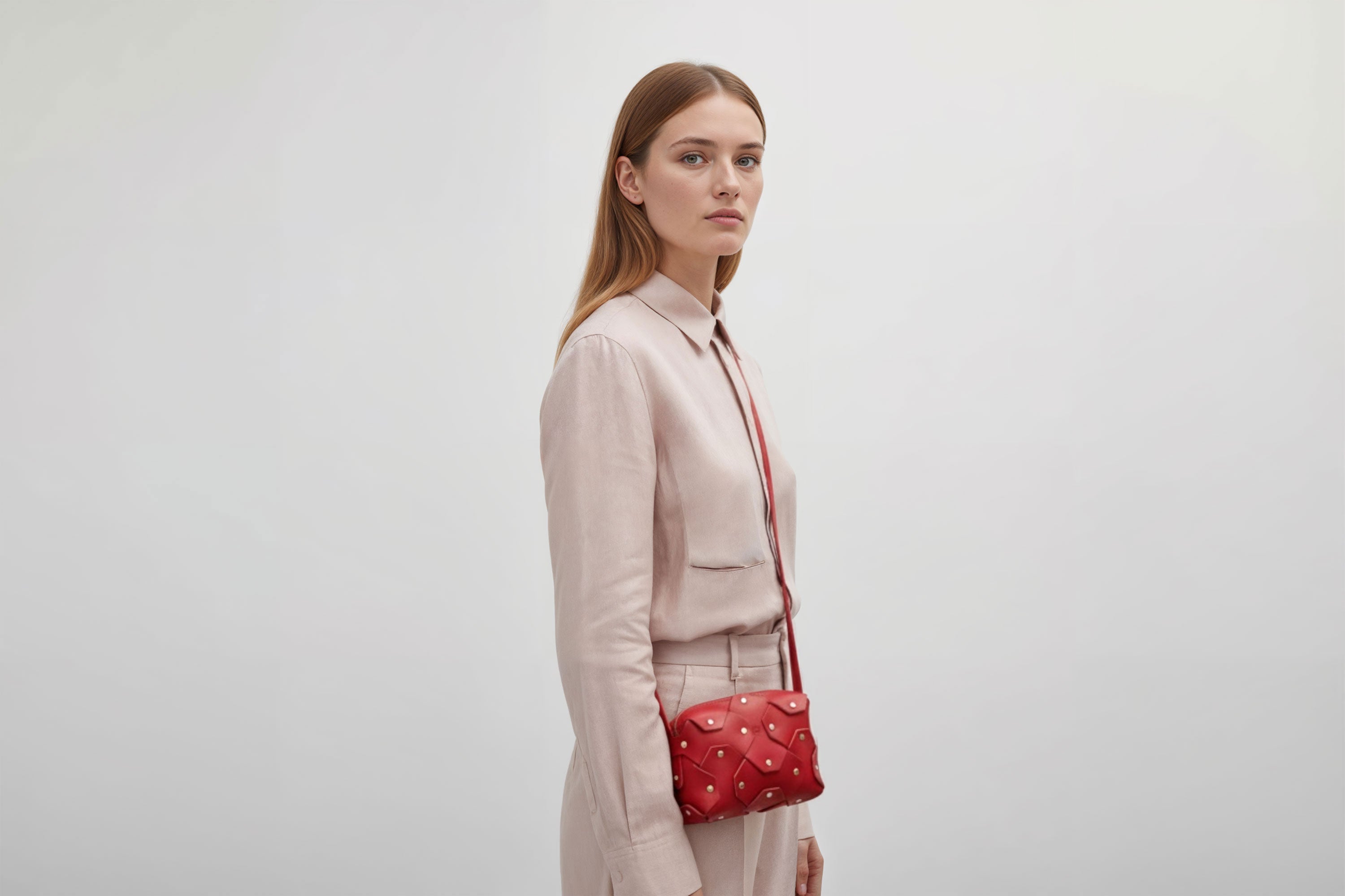 Rivet Bag Small Leather Red Color Clutch Crossbody On Model Shoulder Detachable Full Brass Vegetable Tanned Full Grain Leather High Quality Modern Minimalistic Design Atelier Madre Manuel Dreesmann Barcelona Spain