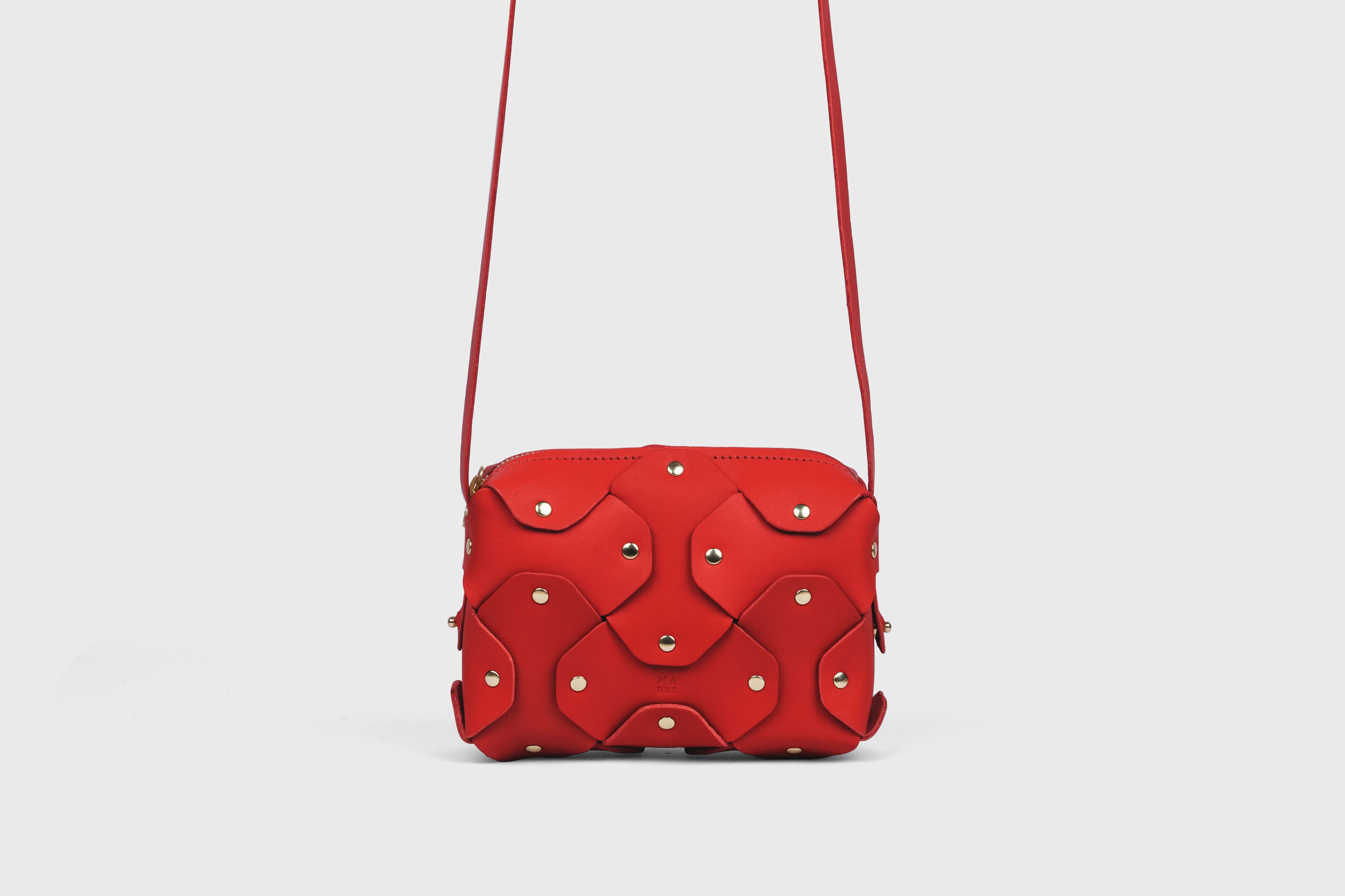 Bolso Con Remache Cuero Pequeño Color Rojo Embrague Bandolera En Modelo Hombro Desmontable Latón Completo Curtido Vegetal Cuero De Granos Alta Calidad Moderno Diseño Minimalista Atelier Madre Manuel Dreesmann Barcelona España