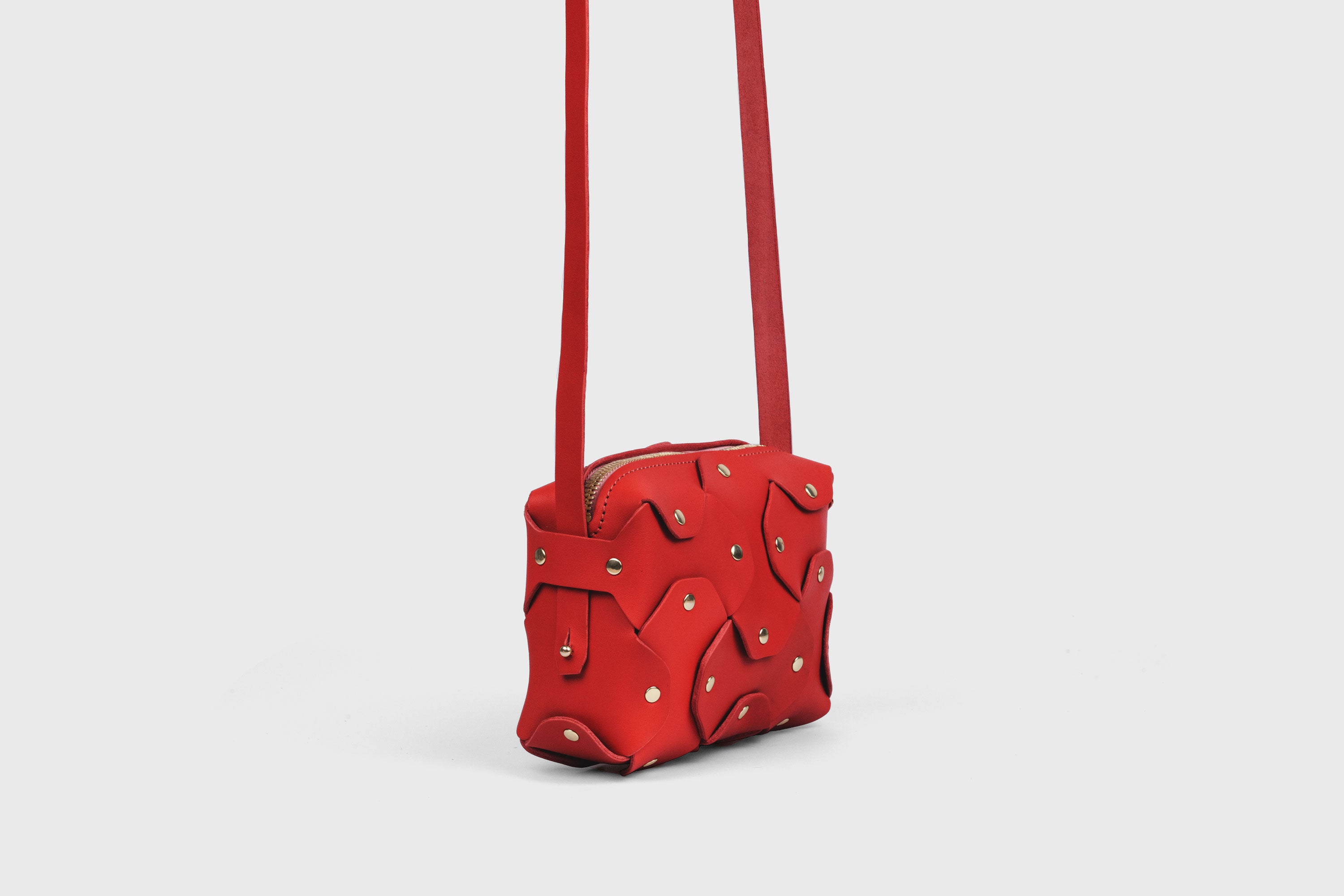 Bolso Con Remache Cuero Pequeño Color Rojo Embrague Bandolera En Modelo Hombro Desmontable Latón Completo Curtido Vegetal Cuero De Granos Alta Calidad Moderno Diseño Minimalista Atelier Madre Manuel Dreesmann Barcelona España