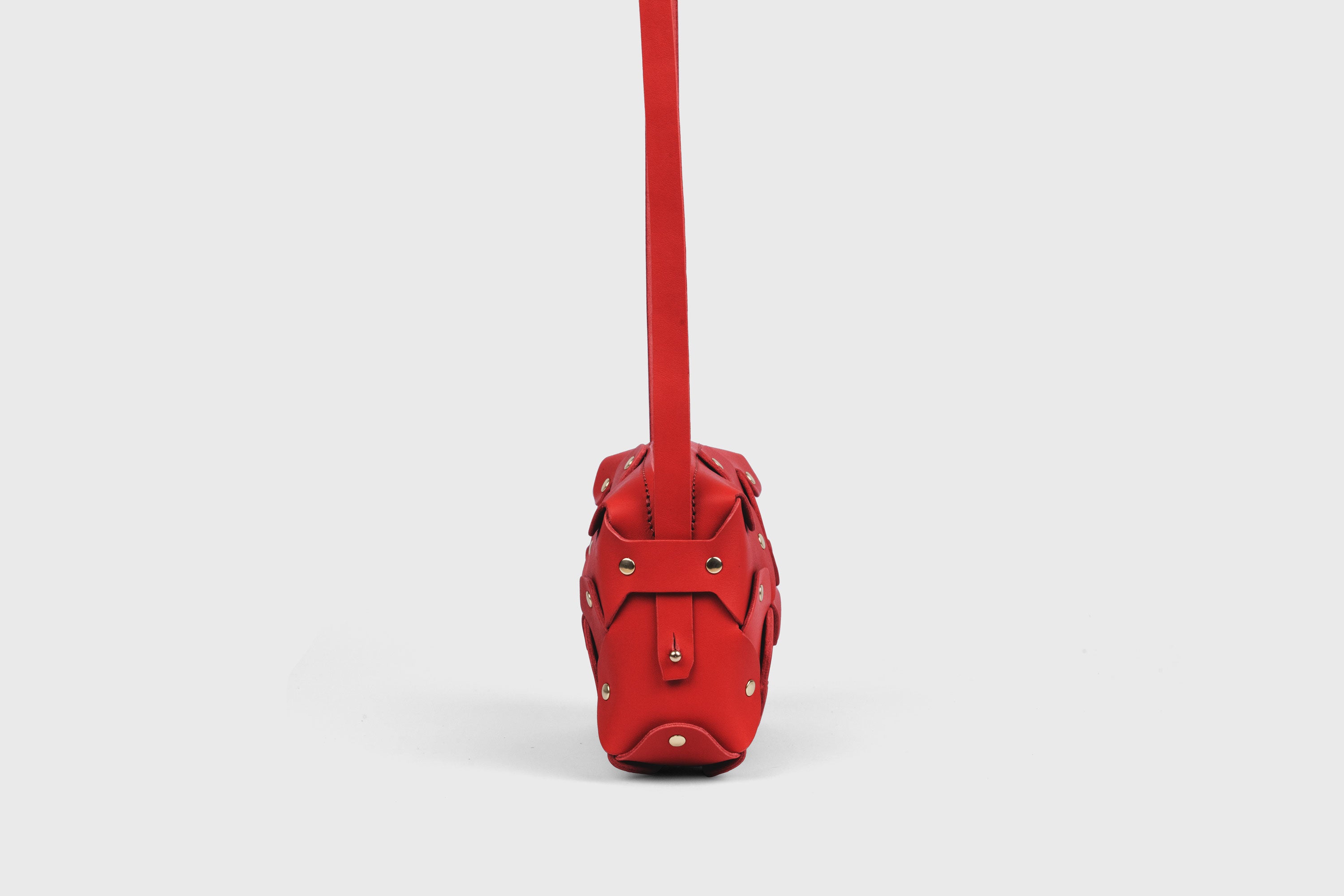 Bolso Con Remache Cuero Pequeño Color Rojo Embrague Bandolera En Modelo Hombro Desmontable Latón Completo Curtido Vegetal Cuero De Granos Alta Calidad Moderno Diseño Minimalista Atelier Madre Manuel Dreesmann Barcelona España