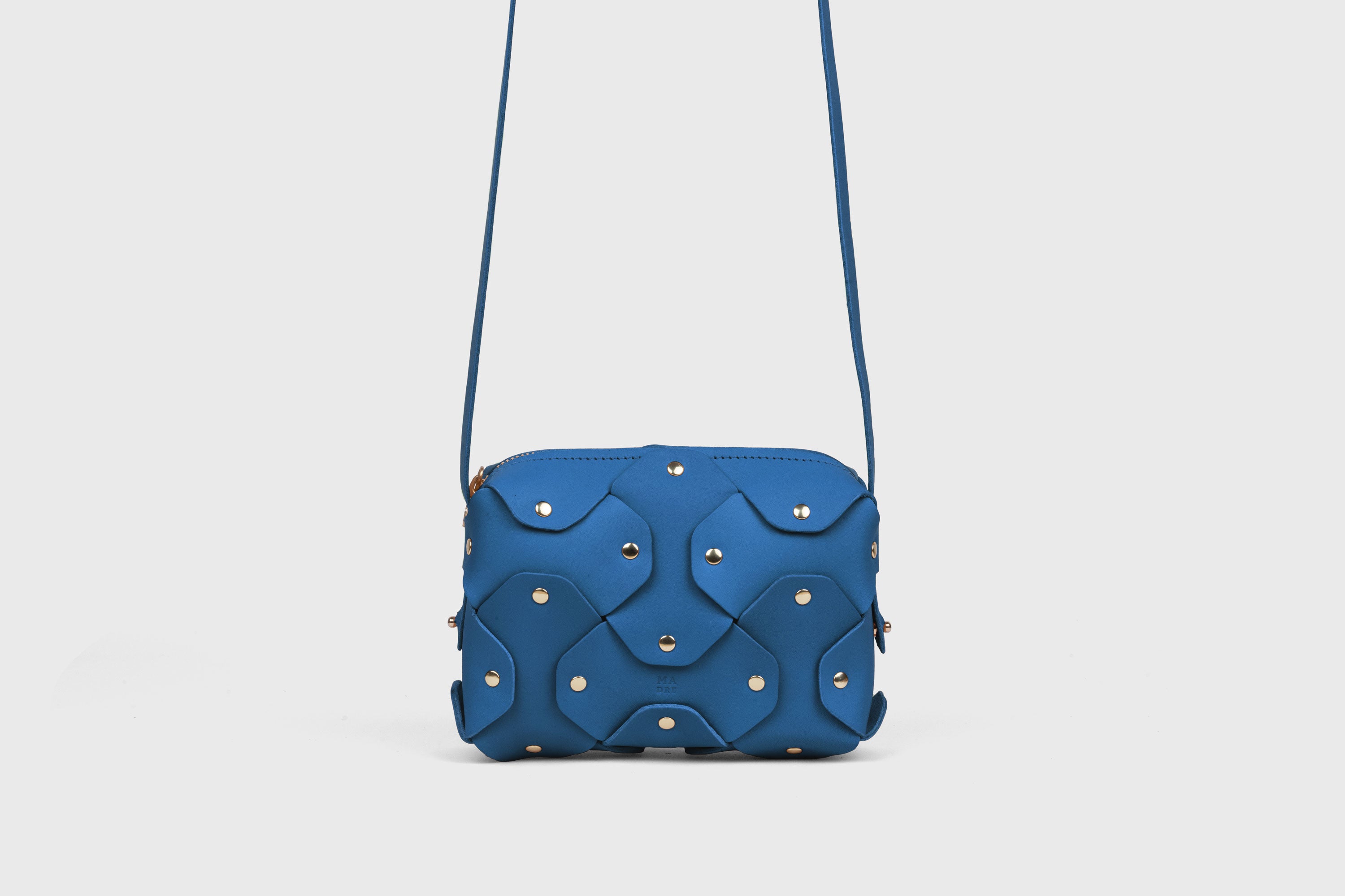 Bolso Con Remache Cuero Pequeño Color Azul Real En Modelo Clutch Bandolera Hombro Desmontable Latón Completo Curtido Vegetal Cuero De Granos Alta Calidad Moderno Diseño Minimalista Atelier Madre Manuel Dreesmann Barcelona España