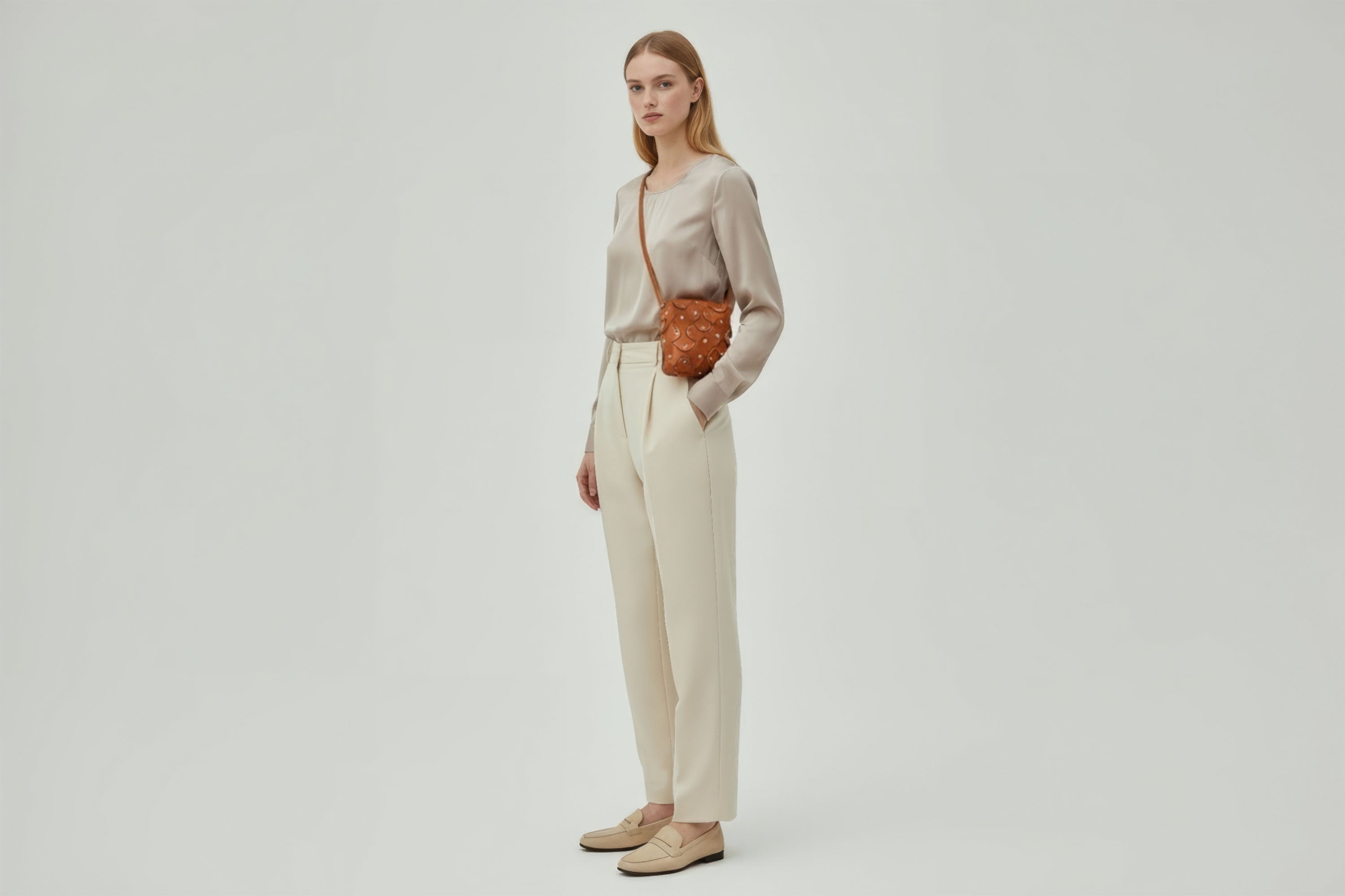 Rivet Bag Squared Dark Brown Colour Leather Bag On a Woman Model Minimalist Modern Design Premium Quality Atelier Madre Manuel Dreesmann Barcelona