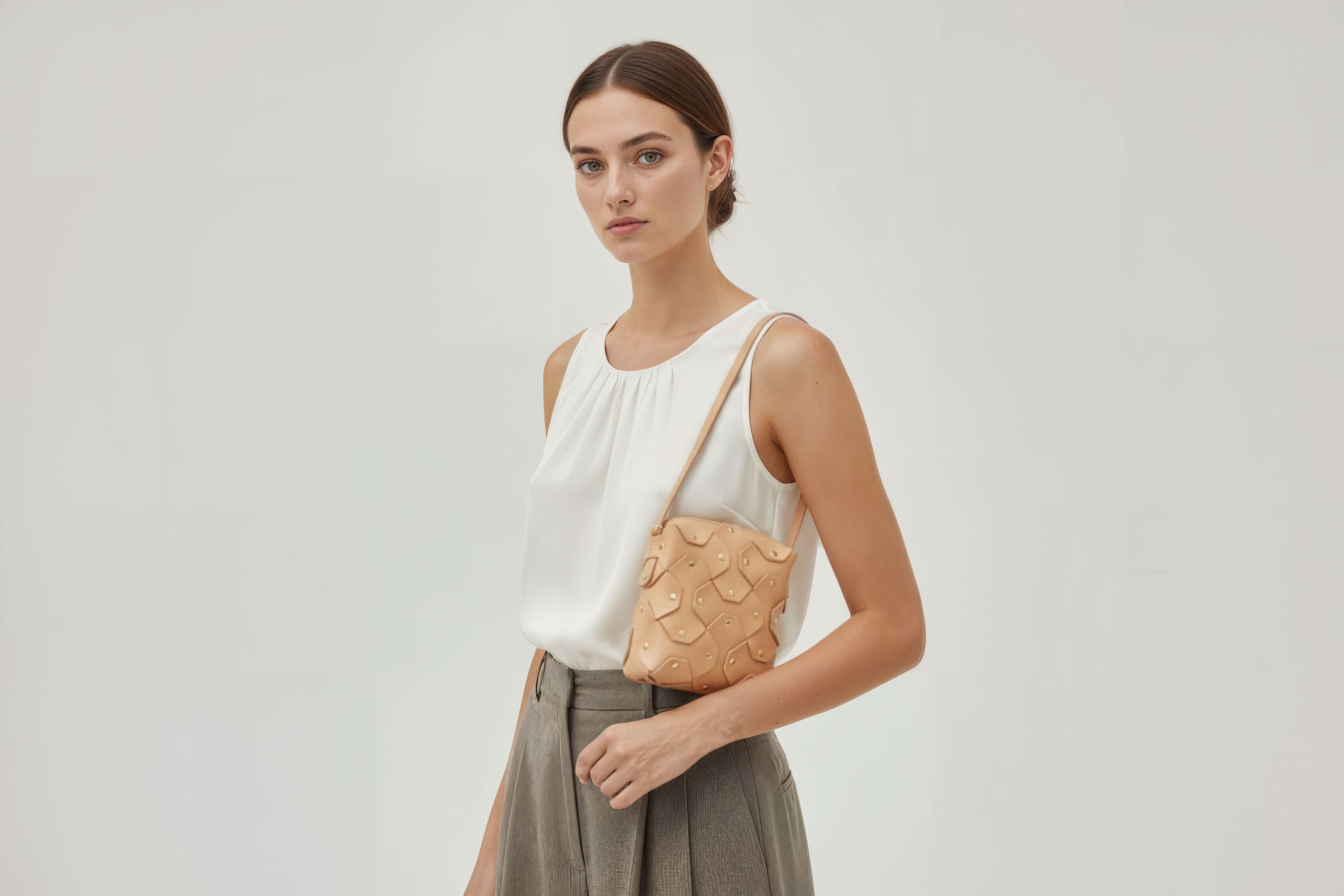 Rivet Bag Squared Natural Colour Leather On A Woman Model Bag Minimalist Modern Design Premium Quality Atelier Madre Manuel Dreesmann Barcelona