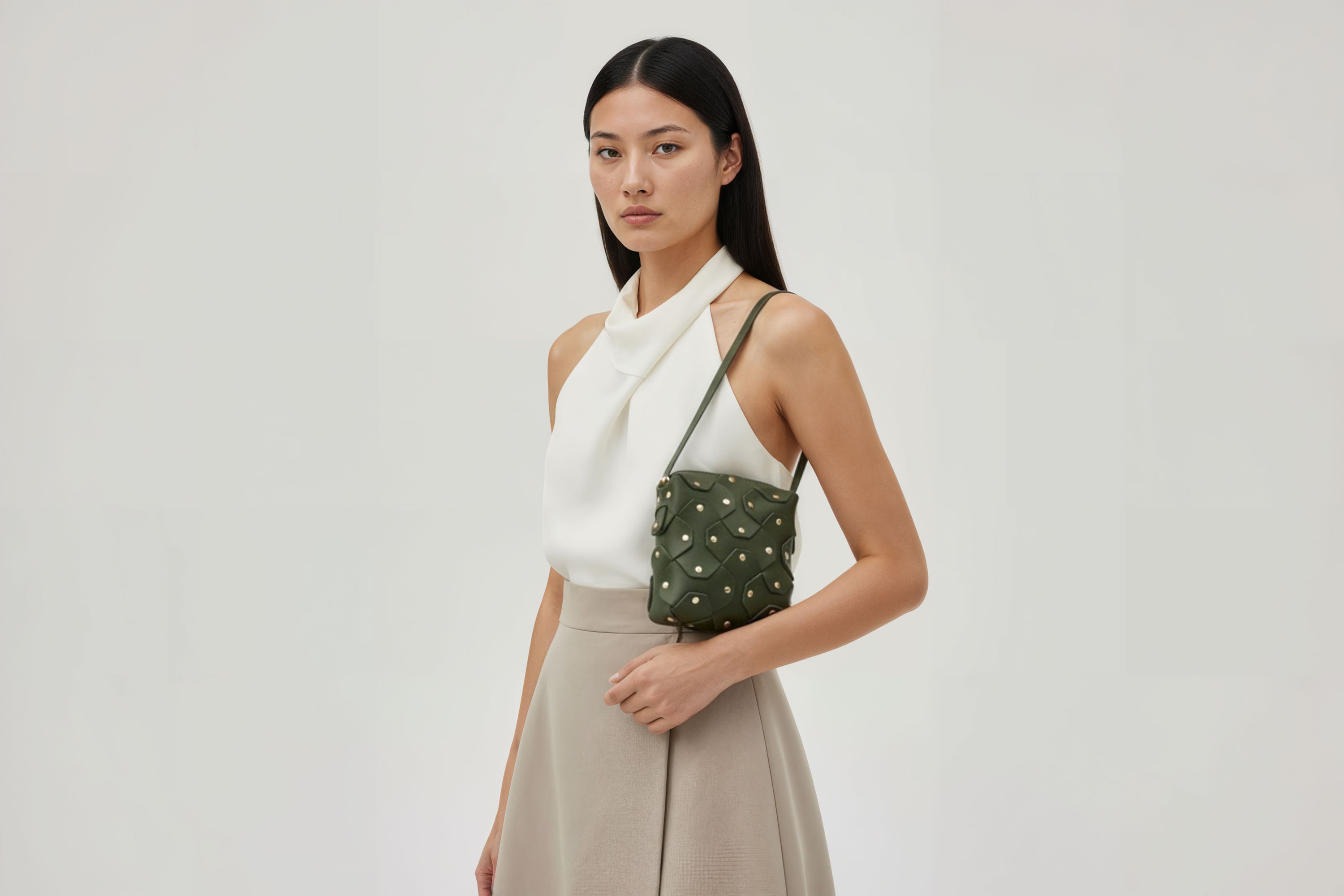 Rivet Bag Squared Olive Green Colour Leather Bag On A Model Minimalist Modern Design Premium Quality Atelier Madre Manuel Dreesmann Barcelona