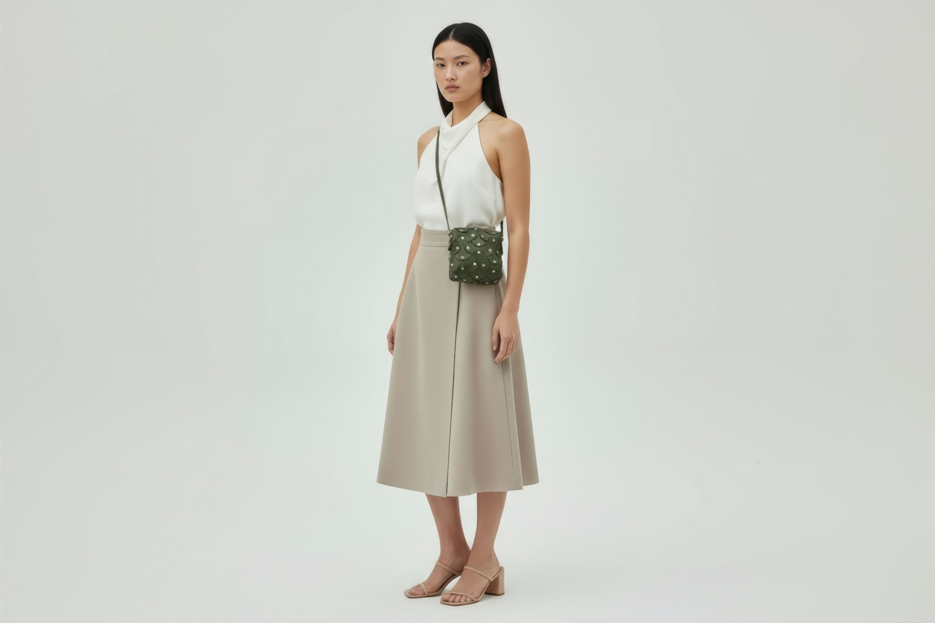 Rivet Bag Squared Olive Green Colour Leather Bag On A Model Minimalist Modern Design Premium Quality Atelier Madre Manuel Dreesmann Barcelona