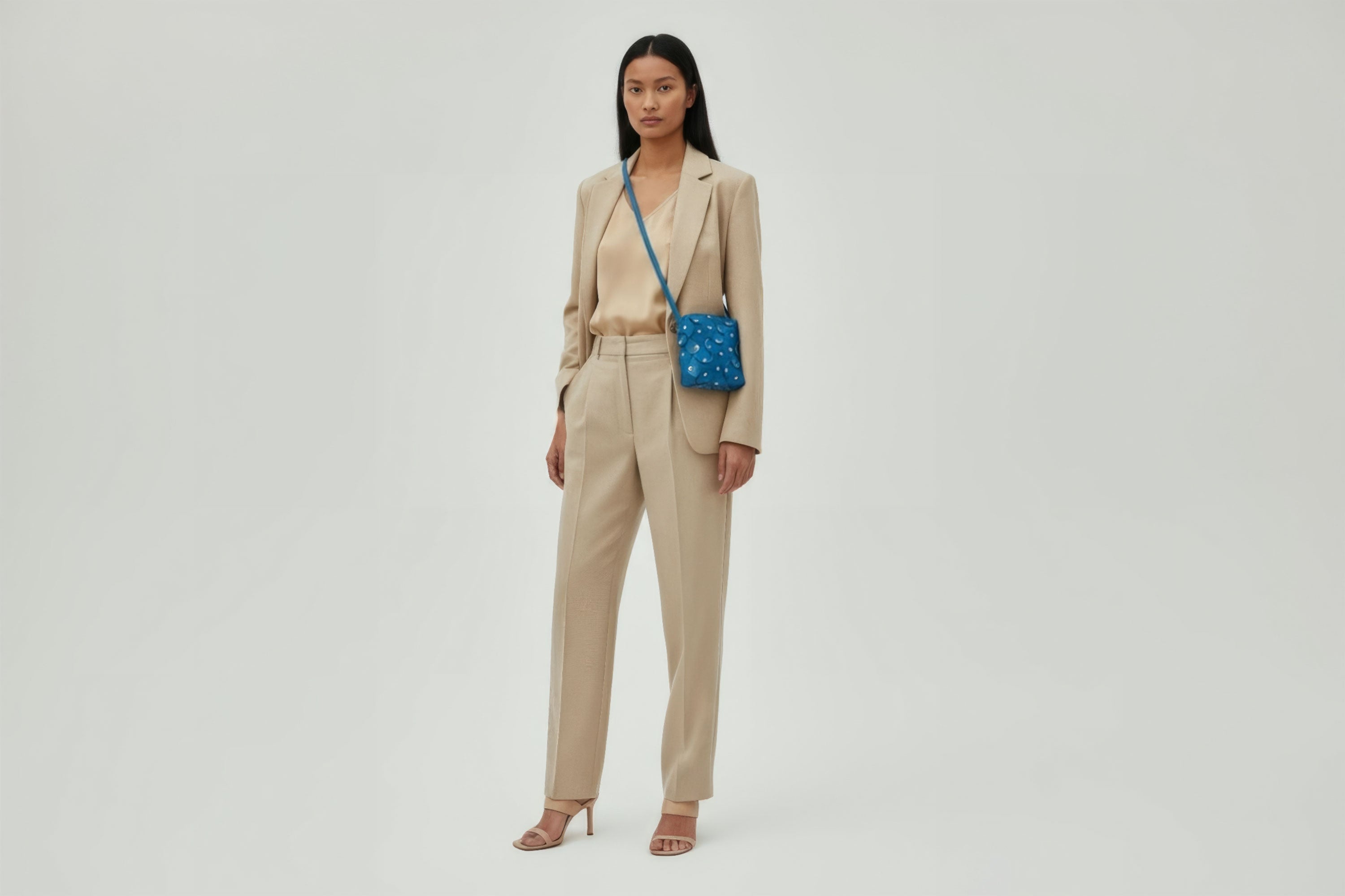 Rivet Bag Squared Royal Blue Colour On A Woman Model Leather Bag Minimalist Modern Design Premium Quality Atelier Madre Manuel Dreesmann Barcelona