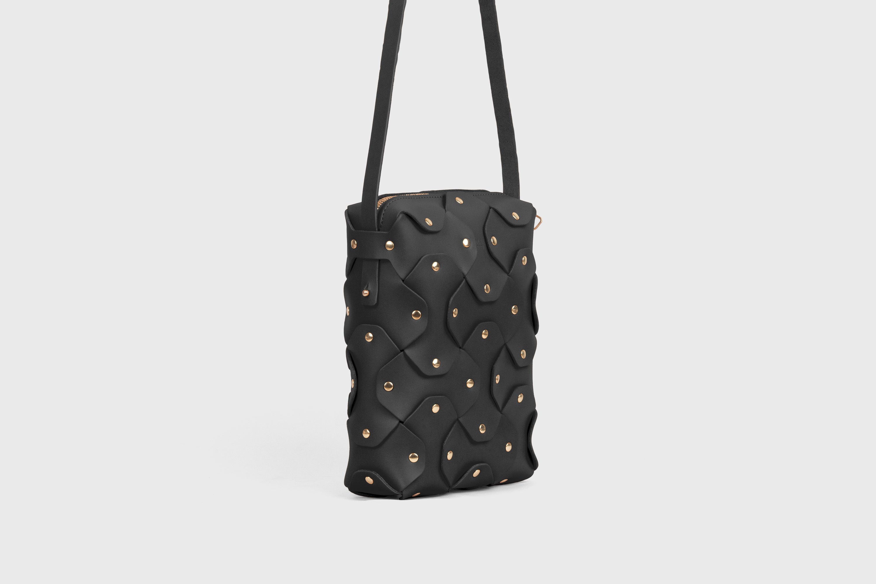 Rivet Bag Tall, Black Colour, Vegetable-Tanned Leather, Modern Minimal Design. Premium Quality, Atelier Madre, Manuel-Dreesmann, Barcelona