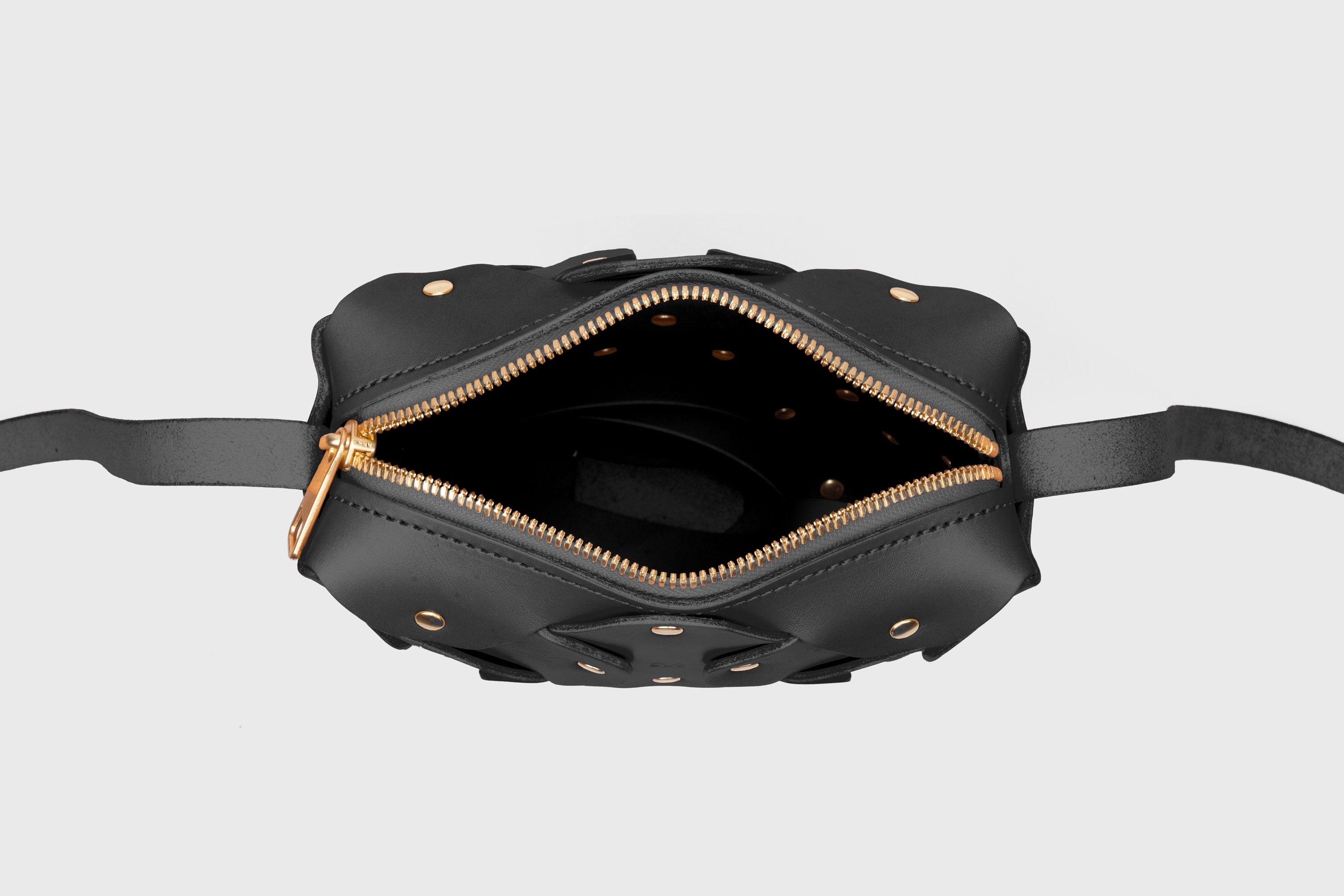 Rivet Bag Tall, Black Colour, Vegetable-Tanned Leather, Modern Minimal Design. Premium Quality, Atelier Madre, Manuel-Dreesmann, Barcelona