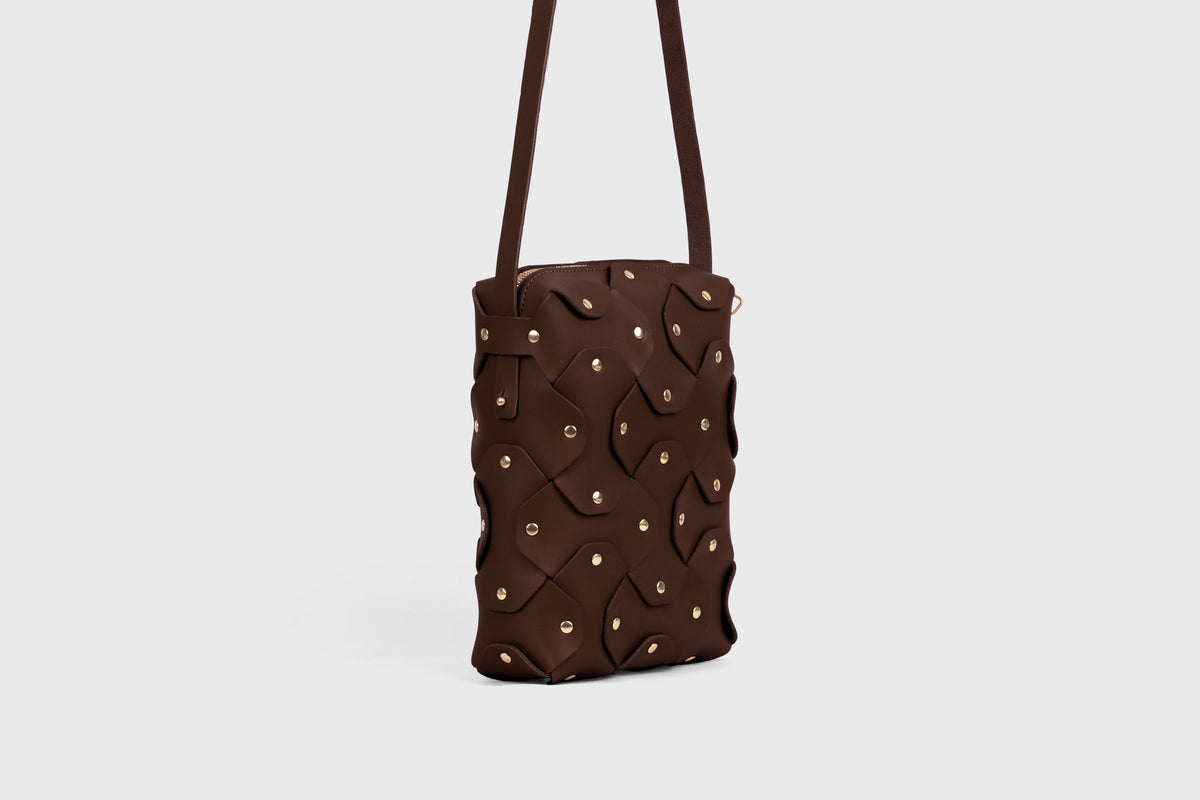 Rivet Bag Tall Chocolate Brown Leather Atelier Madre Manuel Dreesmann Barcelona Spain 3