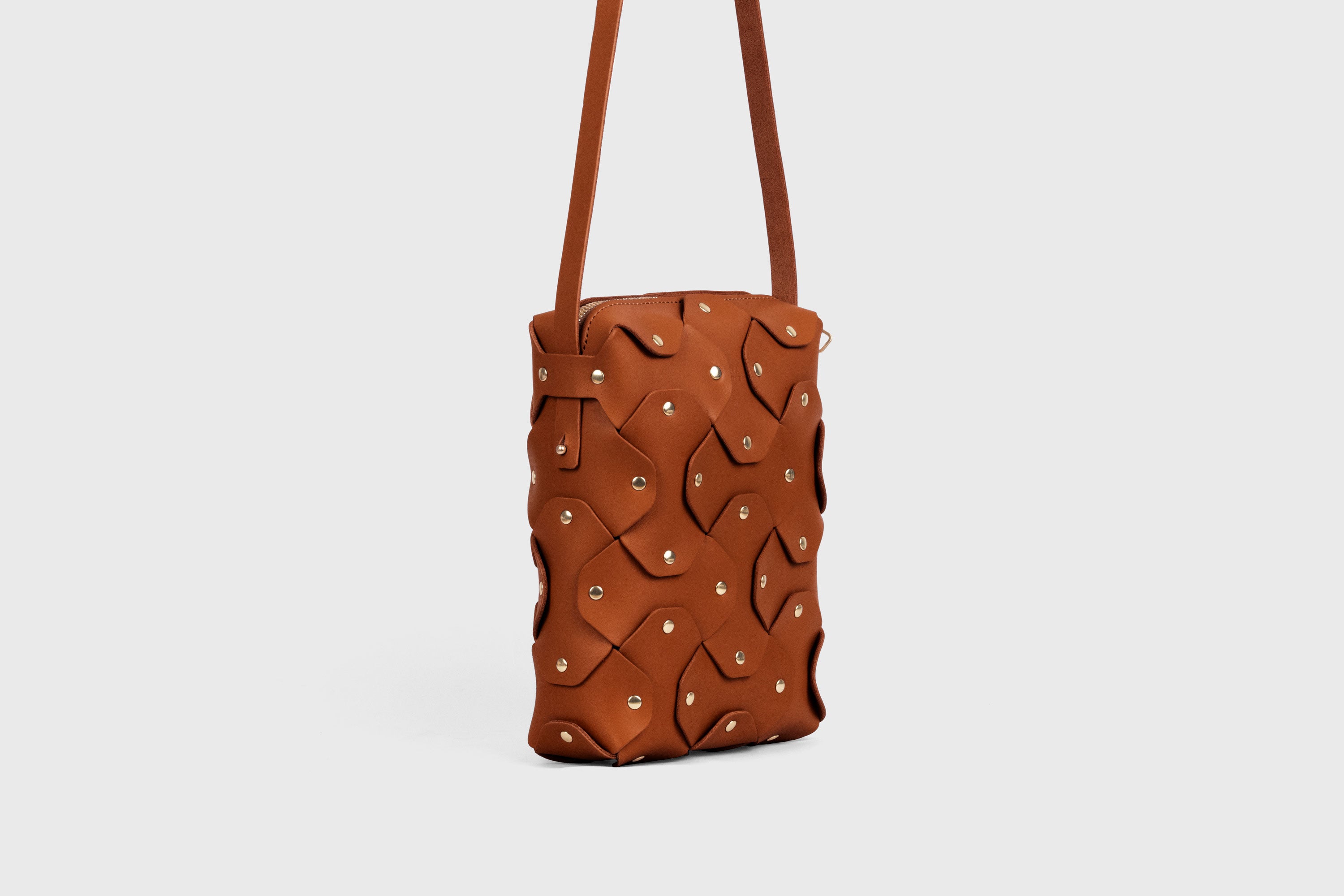 Rivet Bag Tall, Dark Brown Colour, Vegetable-Tanned Leather, Modern Minimal Design. Premium Quality, Atelier Madre, Manuel-Dreesmann, Barcelona