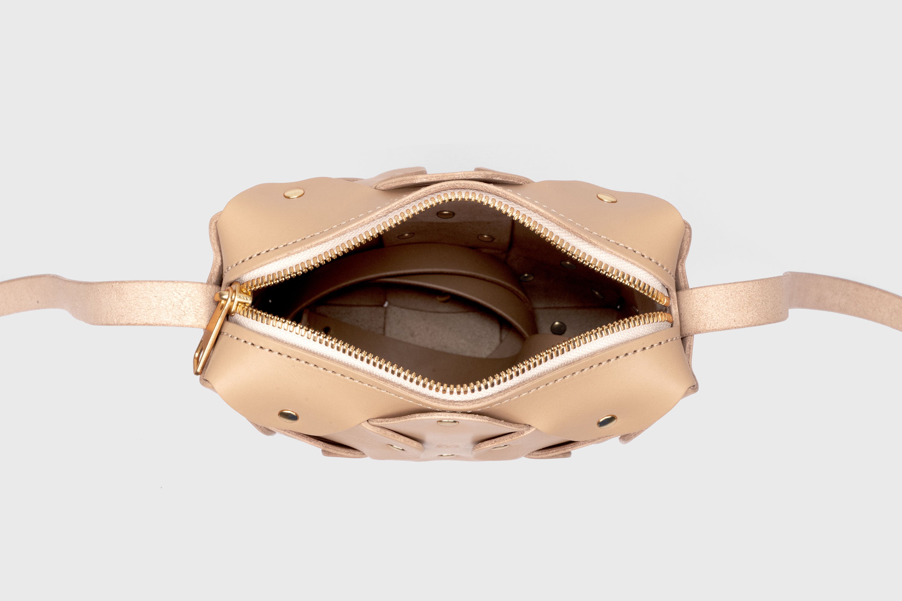 Rivet Bag Tall, Natural Colour, Vegetable-Tanned Leather, Modern Minimal Design. Premium Quality, Atelier Madre, Manuel-Dreesmann, Barcelona
