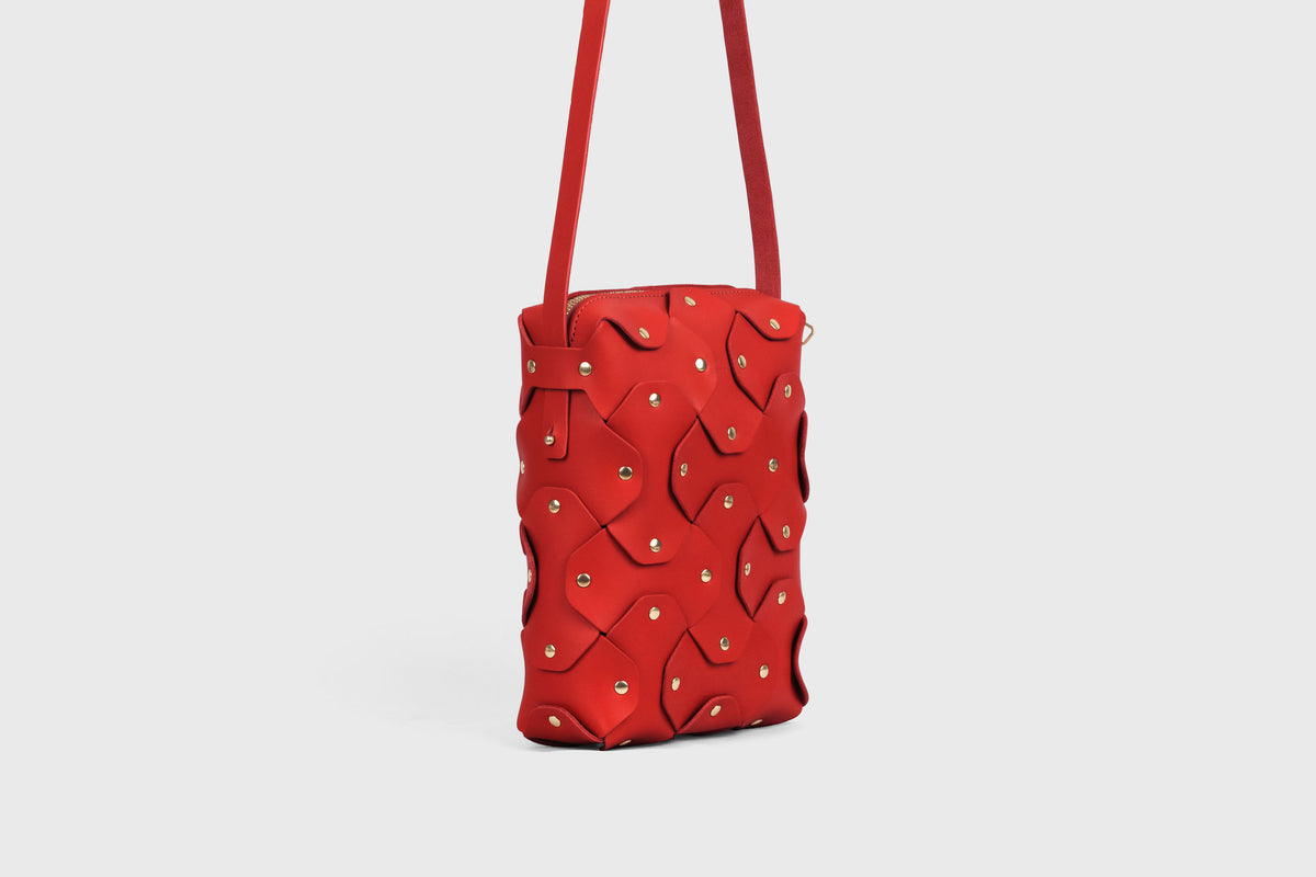 Rivet Bag Tall Red Colour Leather Vegetable Tanned Modern Minimal Design Premium Quality Atelier Madre Manuel Dreesmann Barcelona 3