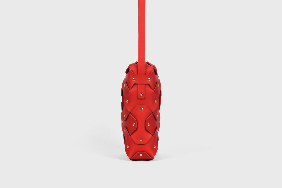 Rivet Bag Tall Red Colour Leather Vegetable Tanned Modern Minimal Design Premium Quality Atelier Madre Manuel Dreesmann Barcelona 4