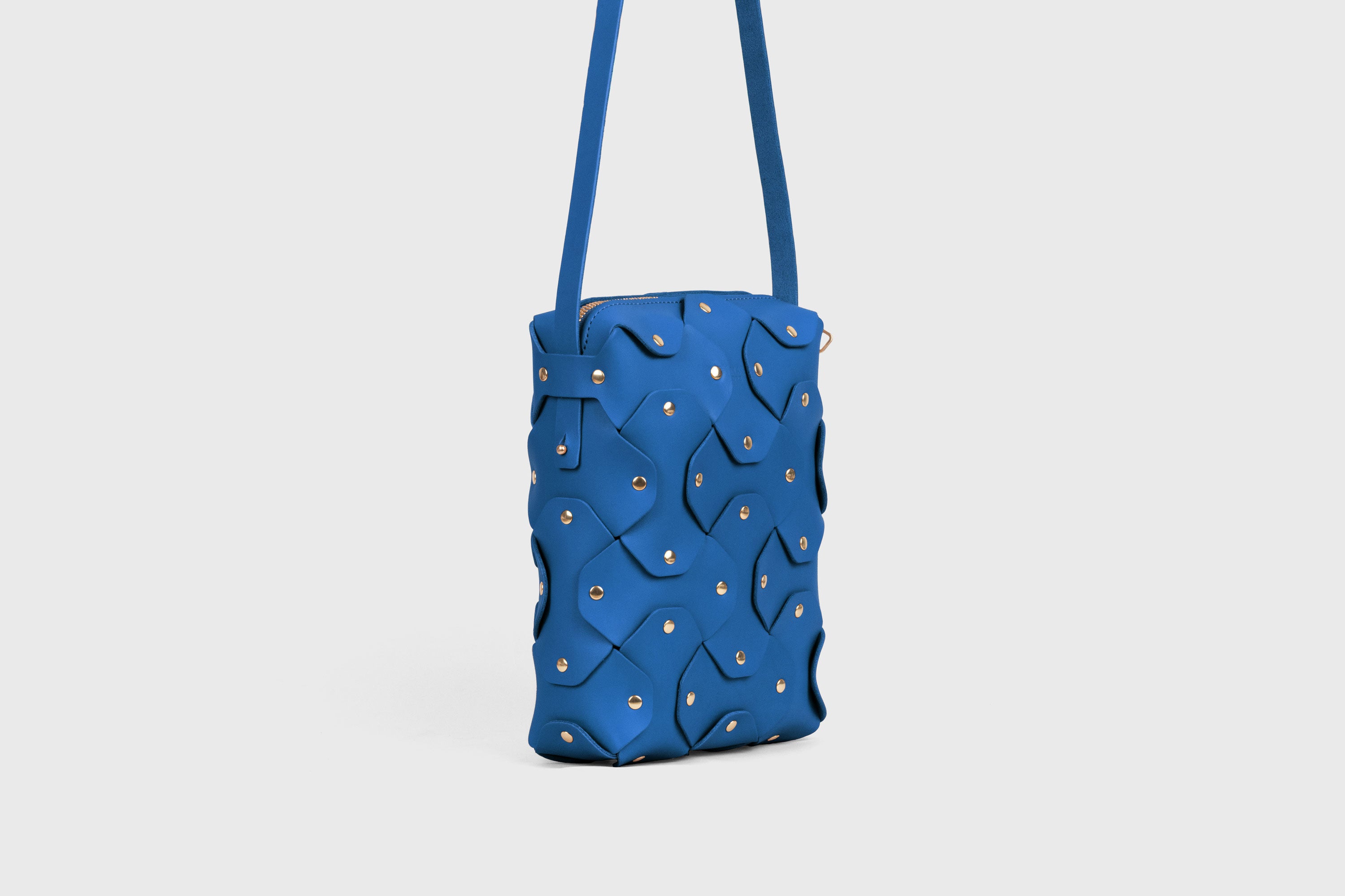 Rivet Bag Tall, Royal-Blue Colour, Vegetable-Tanned Leather, Modern Minimal Design. Premium Quality, Atelier Madre, Manuel-Dreesmann, Barcelona