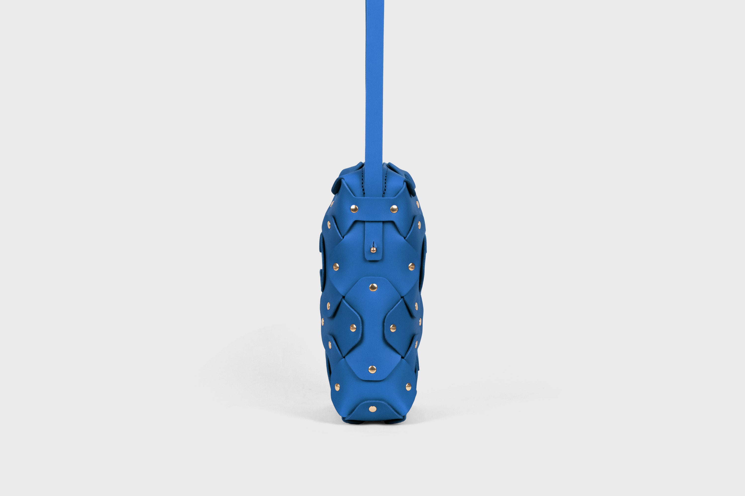 Rivet Bag Tall, Royal-Blue Colour, Vegetable-Tanned Leather, Modern Minimal Design. Premium Quality, Atelier Madre, Manuel-Dreesmann, Barcelona