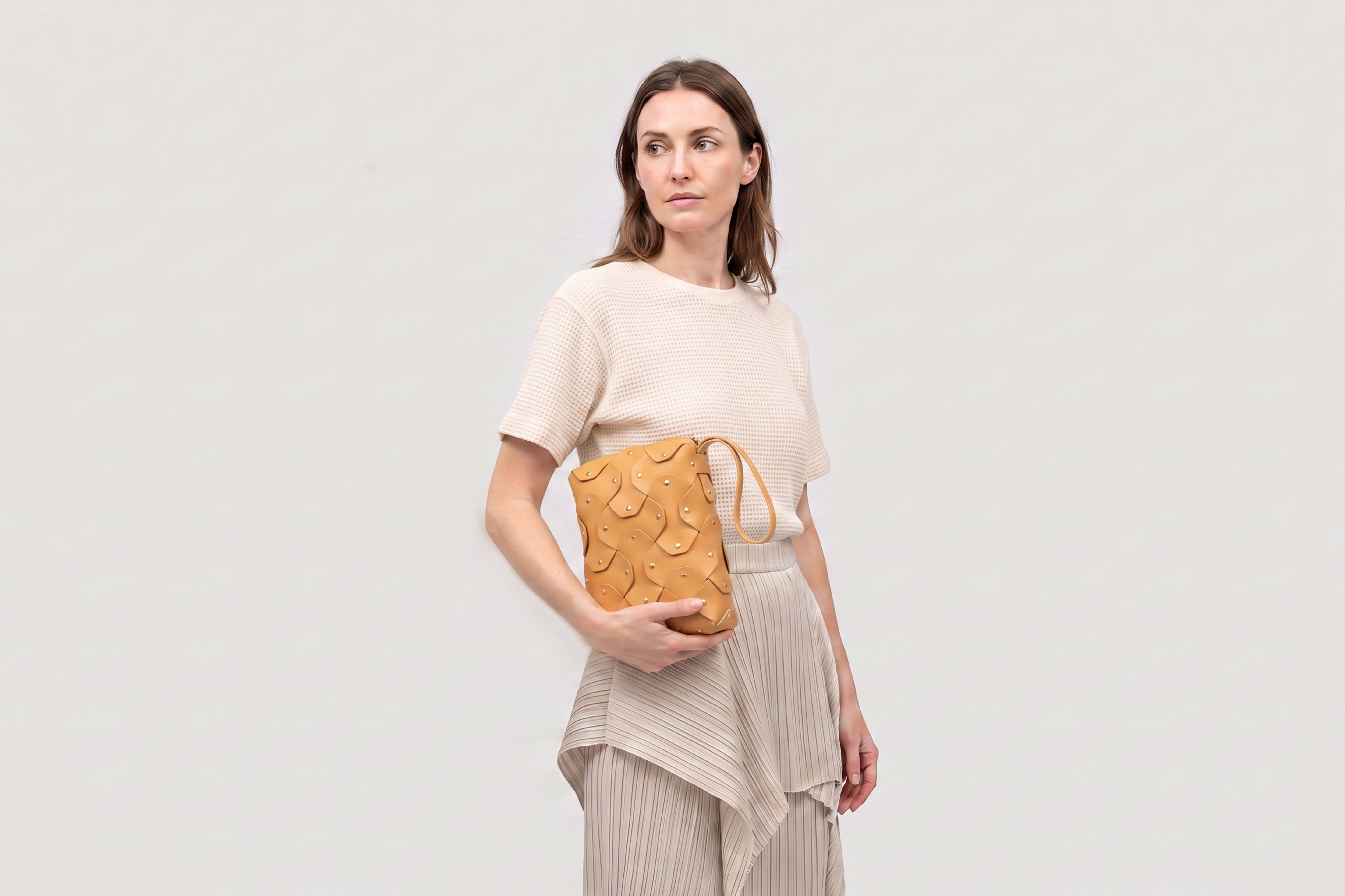 Rivet Bag Tall, Brown Colour, On a model, Vegetable-Tanned Leather, Modern Minimal Design. Premium Quality, Atelier Madre, Manuel-Dreesmann, Barcelona