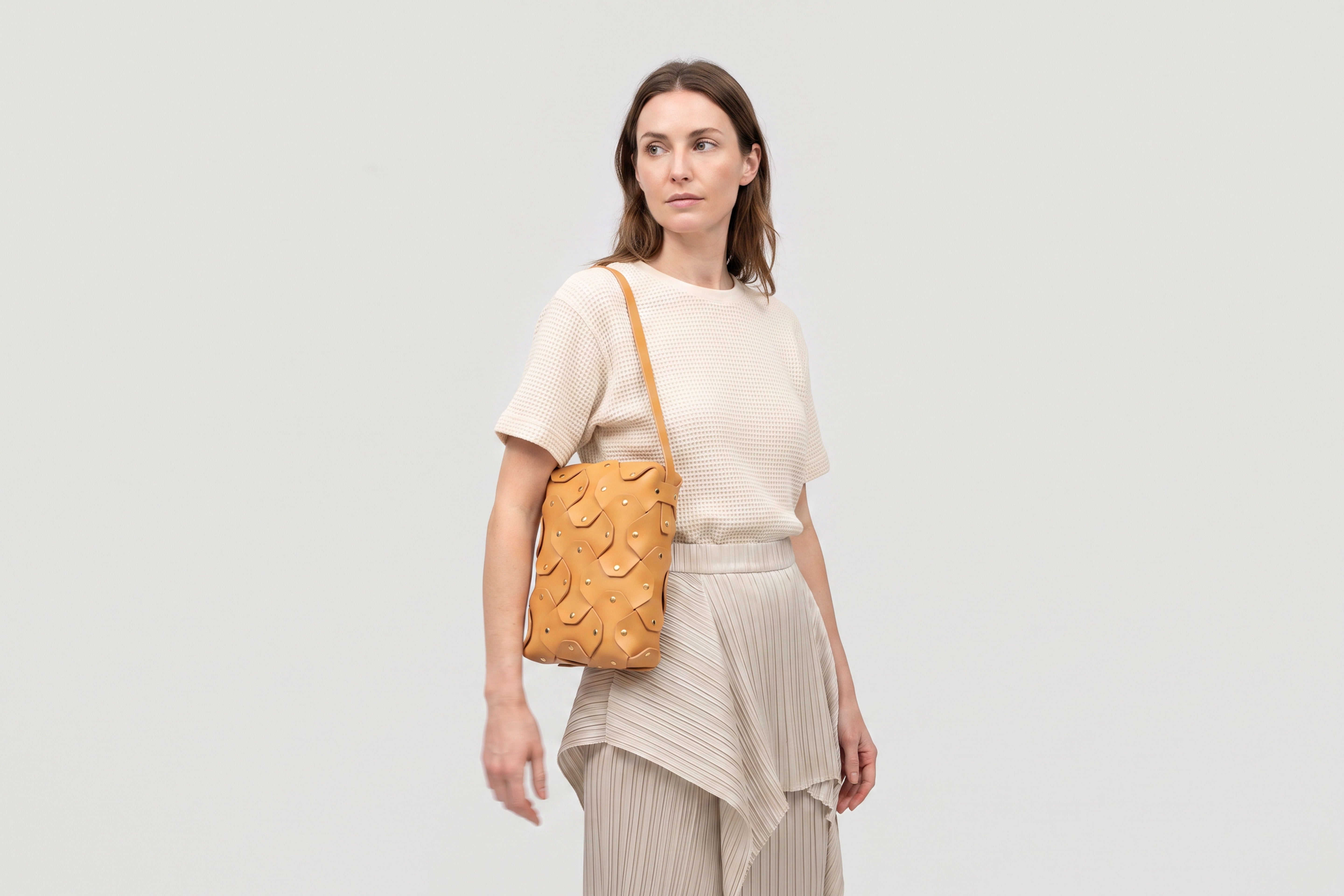 Rivet Bag Tall, Brown Colour, On a model, Vegetable-Tanned Leather, Modern Minimal Design. Premium Quality, Atelier Madre, Manuel-Dreesmann, Barcelona