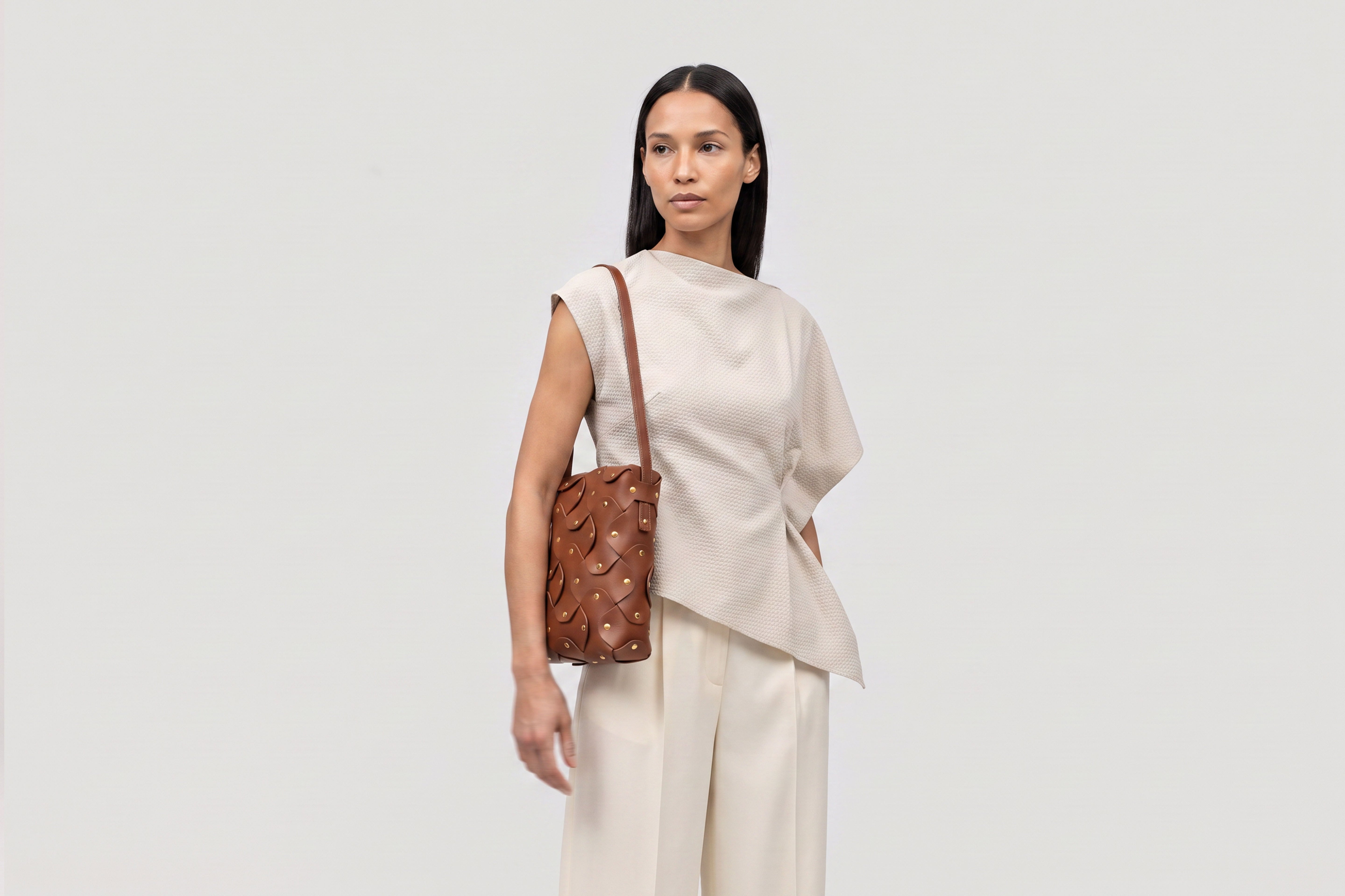 Rivet Bag Tall, Dark Brown Colour, On a model, Vegetable-Tanned Leather, Modern Minimal Design. Premium Quality, Atelier Madre, Manuel-Dreesmann, Barcelona
