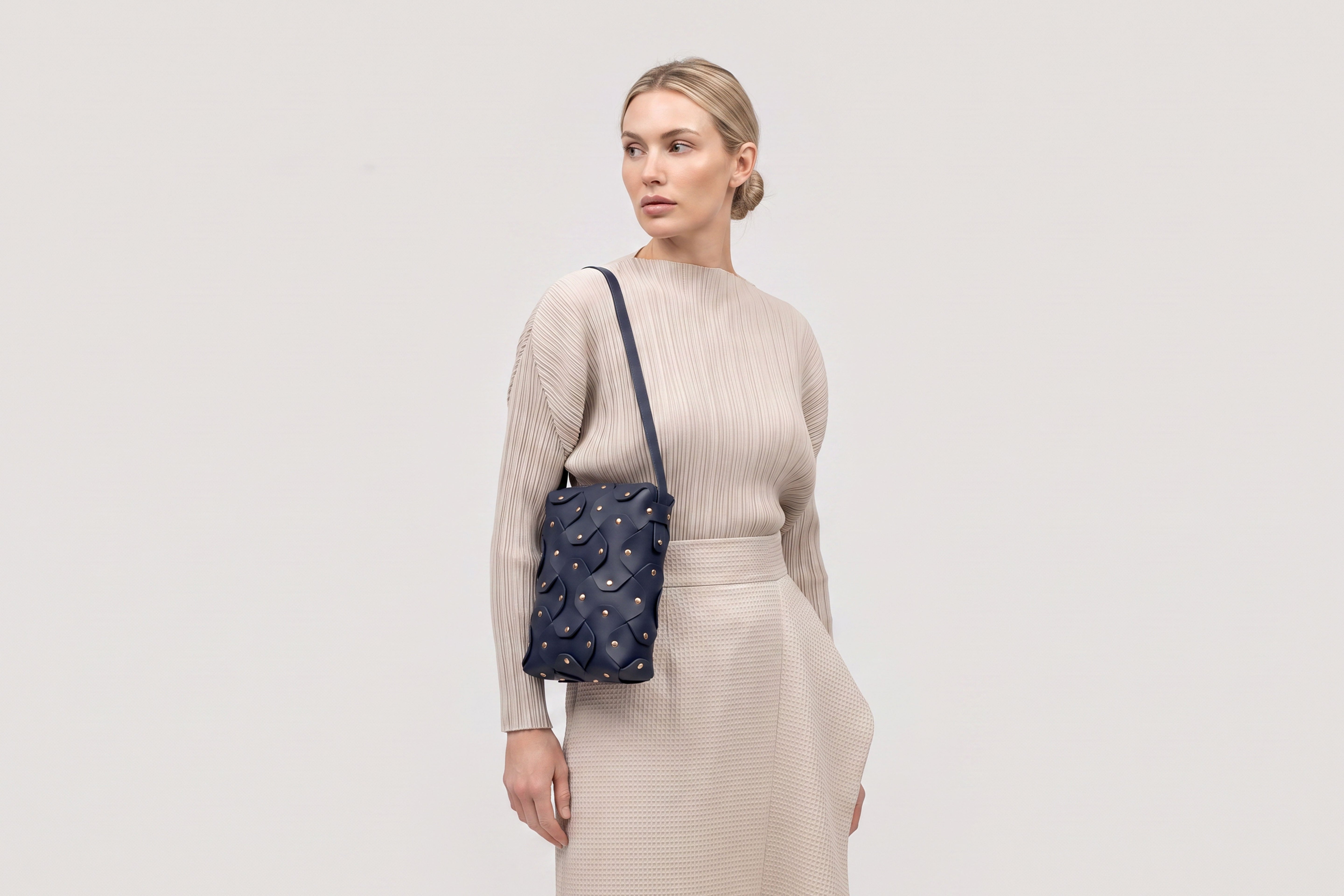 Rivet Bag Tall, Marine Blue Colour, On a model, Vegetable-Tanned Leather, Modern Minimal Design. Premium Quality, Atelier Madre, Manuel-Dreesmann, Barcelona