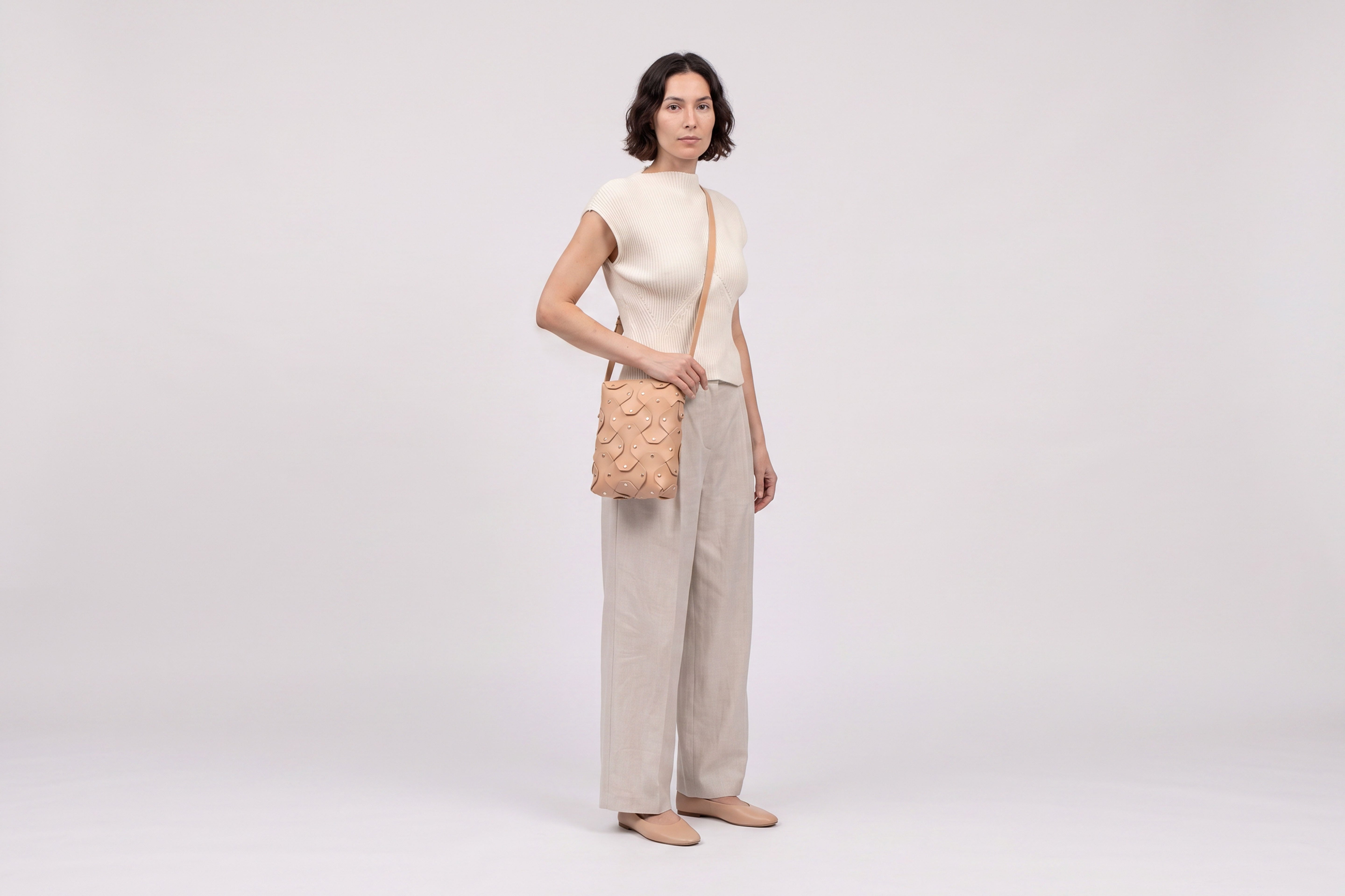 Rivet Bag Tall, Natural Colour, On a model, Vegetable-Tanned Leather, Modern Minimal Design. Premium Quality, Atelier Madre, Manuel-Dreesmann, Barcelona