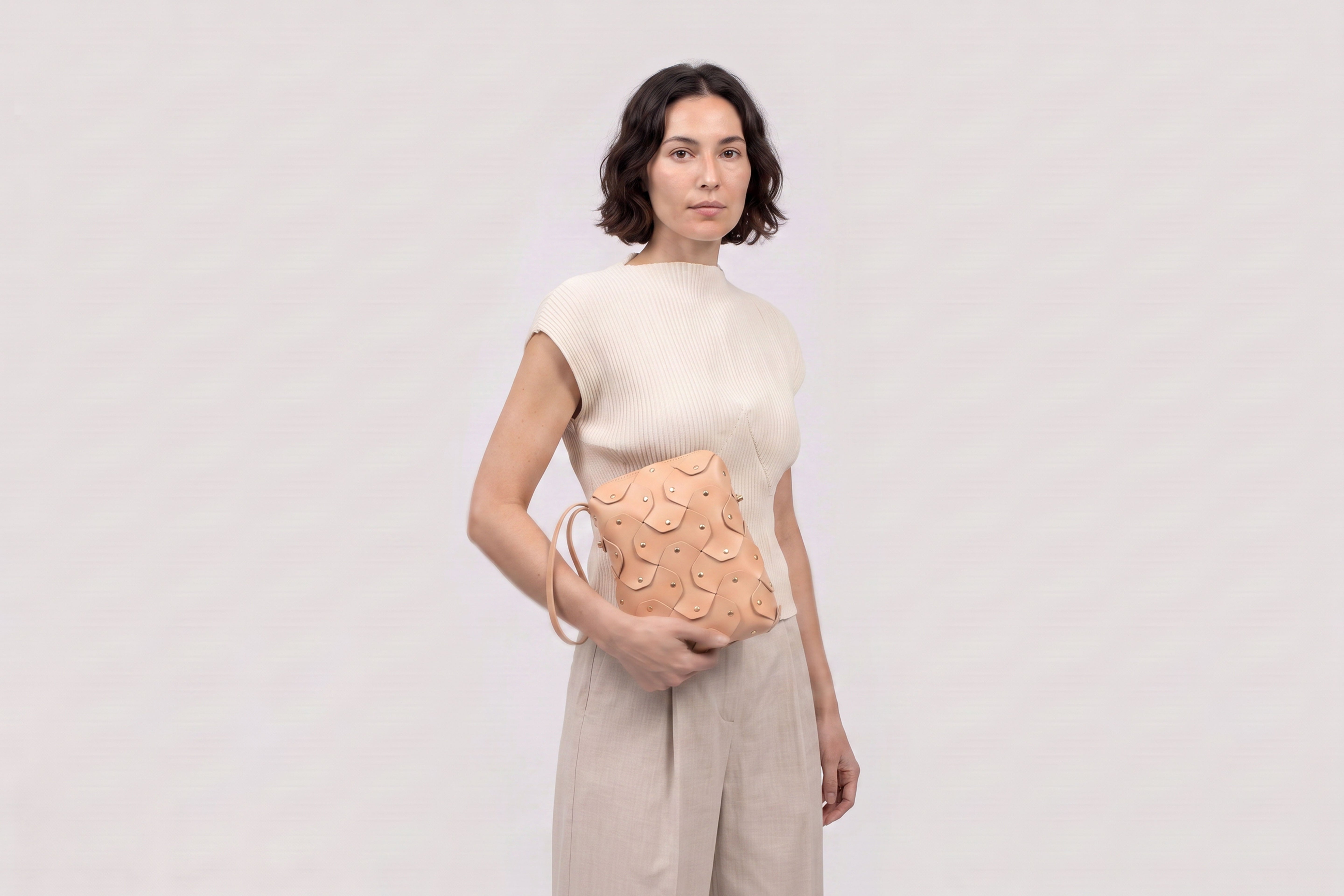 Rivet Bag Tall, Natural Colour, On a model, Vegetable-Tanned Leather, Modern Minimal Design. Premium Quality, Atelier Madre, Manuel-Dreesmann, Barcelona