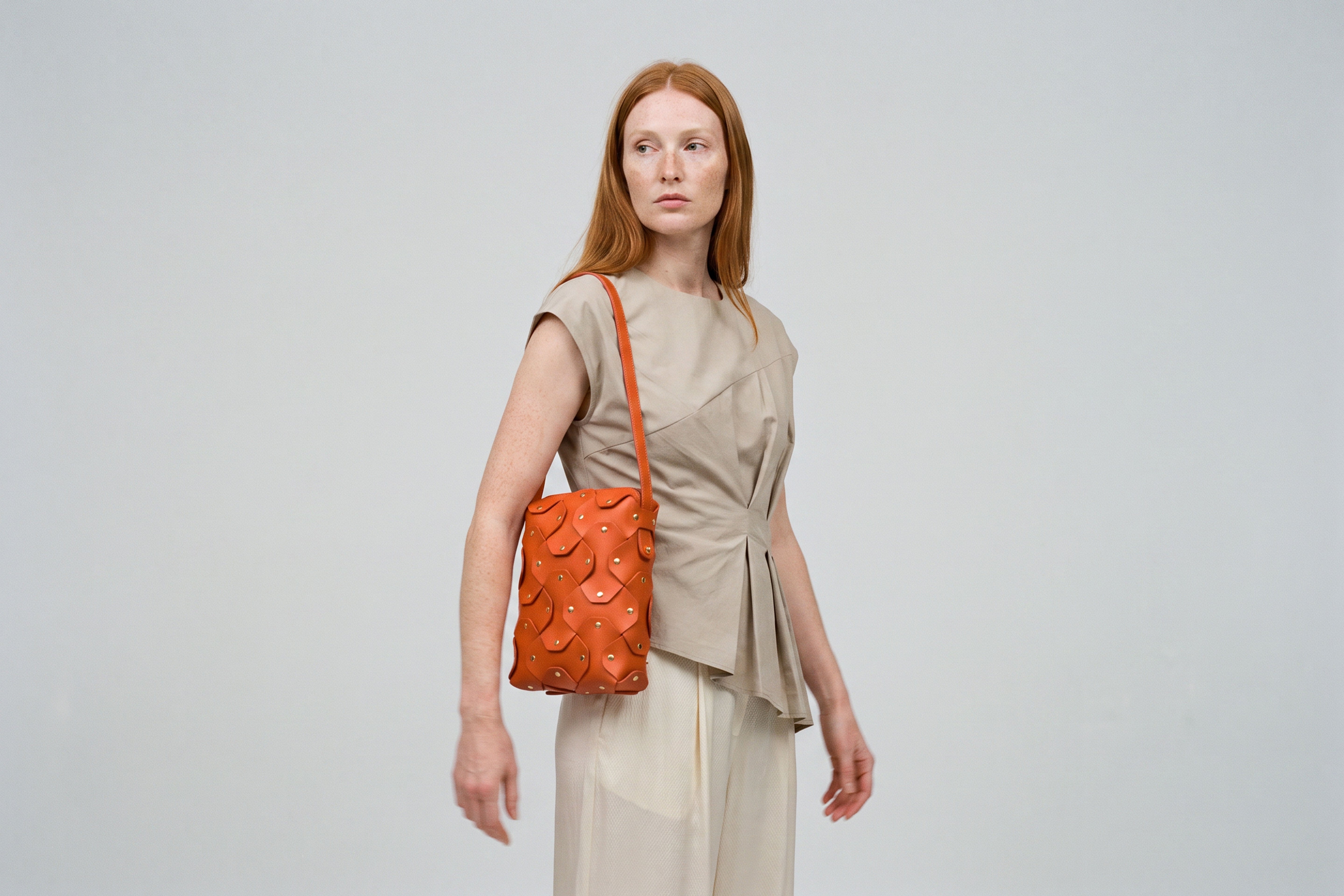 Rivet Bag Tall, Orange Colour, On a model, Vegetable-Tanned Leather, Modern Minimal Design. Premium Quality, Atelier Madre, Manuel-Dreesmann, Barcelona
