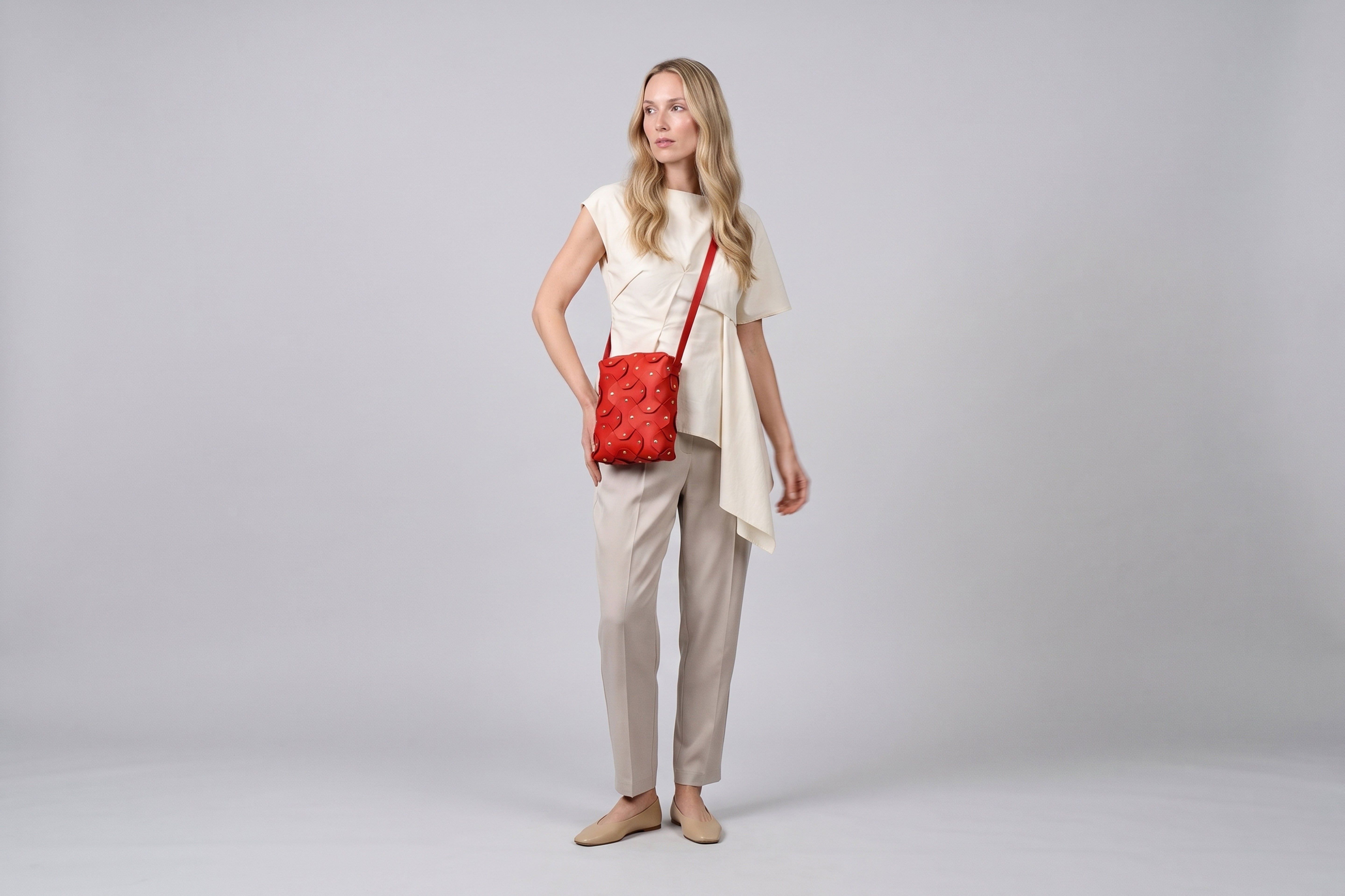 Rivet Bag Tall, Red Colour, On a model, Vegetable-Tanned Leather, Modern Minimal Design. Premium Quality, Atelier Madre, Manuel-Dreesmann, Barcelona