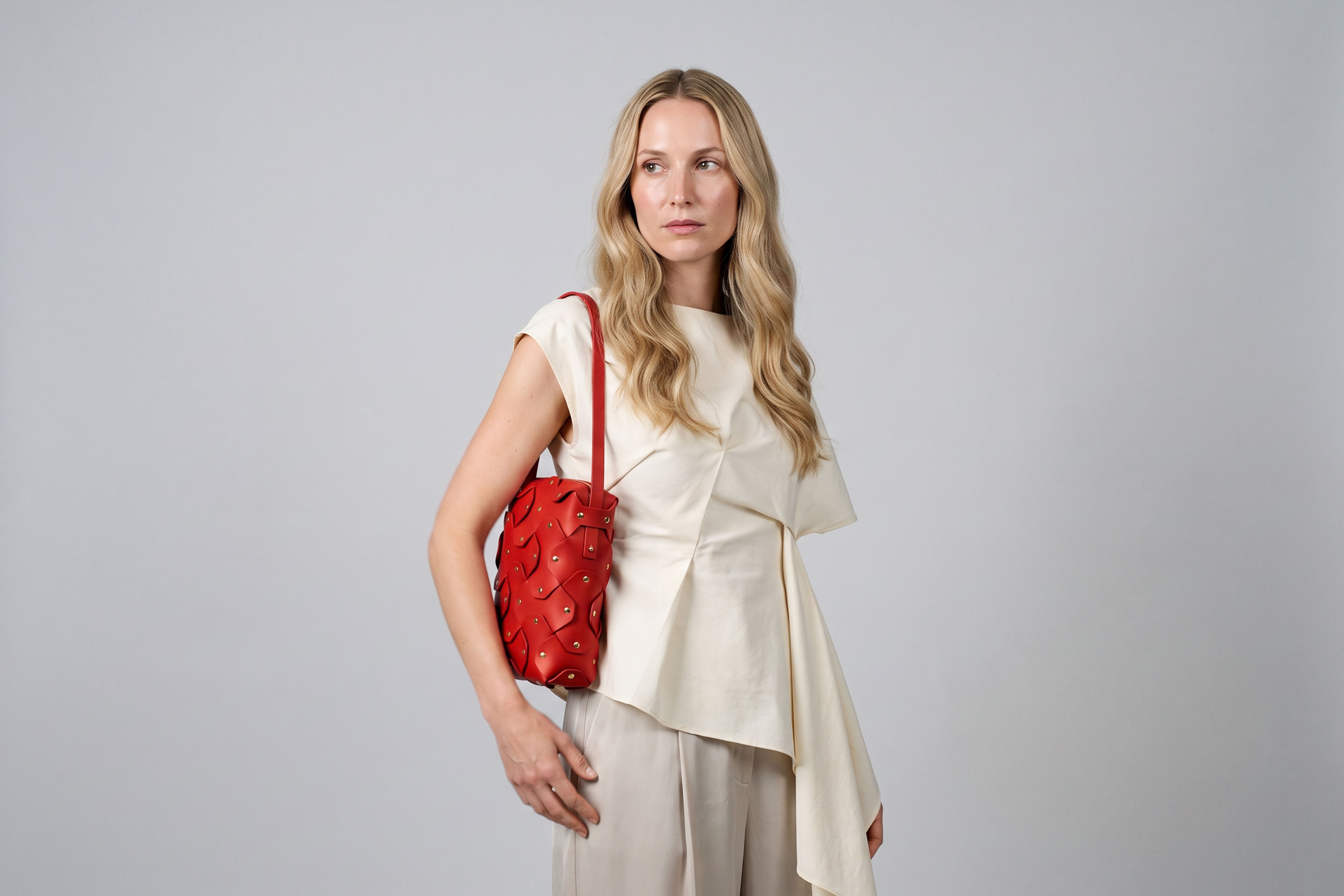 Rivet Bag Tall, Red Colour, On a model, Vegetable-Tanned Leather, Modern Minimal Design. Premium Quality, Atelier Madre, Manuel-Dreesmann, Barcelona
