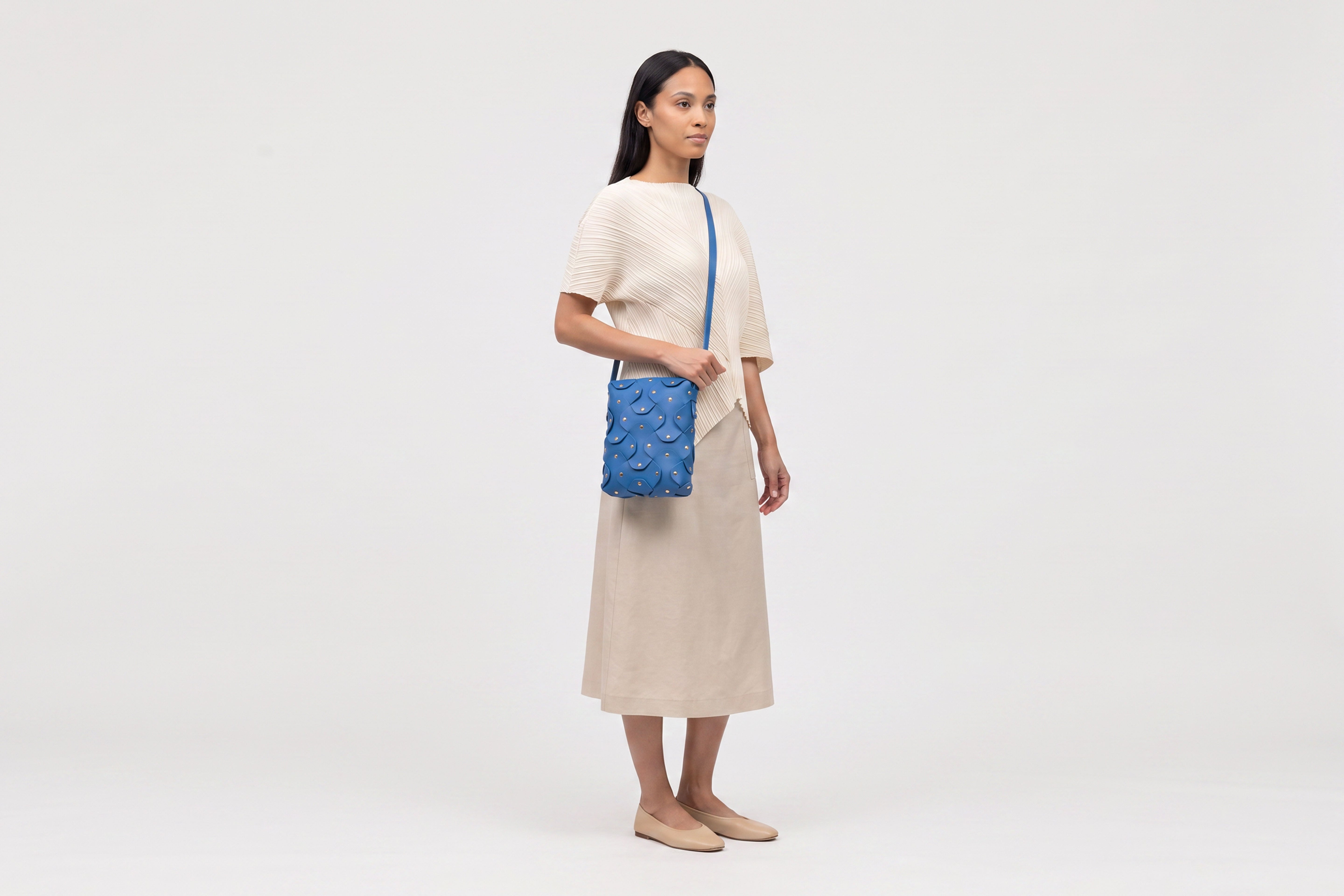 Rivet Bag Tall, Royal Blue Colour, On a model, Vegetable-Tanned Leather, Modern Minimal Design. Premium Quality, Atelier Madre, Manuel-Dreesmann, Barcelona