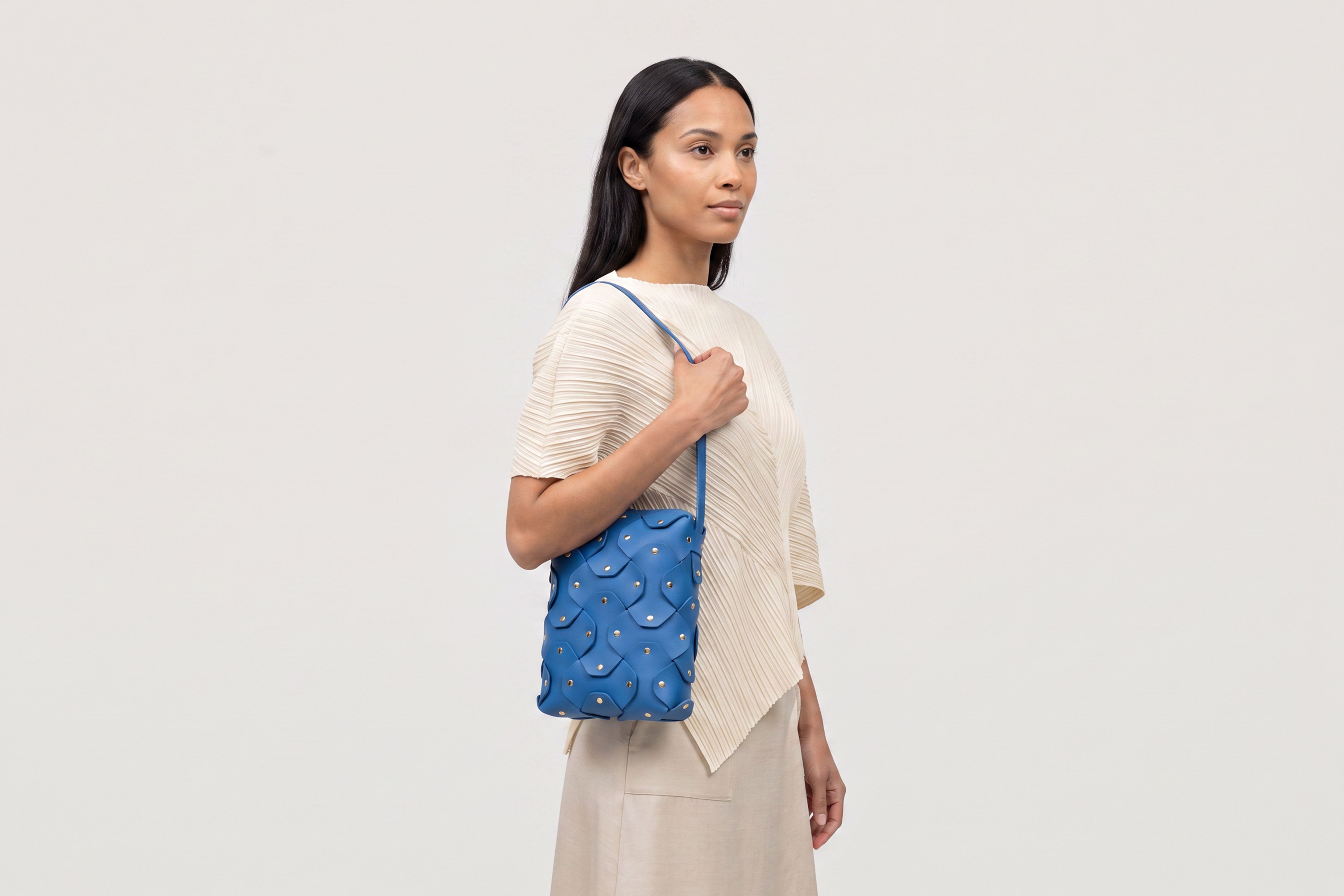 Rivet Bag Tall, Royal Blue Colour, On a model, Vegetable-Tanned Leather, Modern Minimal Design. Premium Quality, Atelier Madre, Manuel-Dreesmann, Barcelona