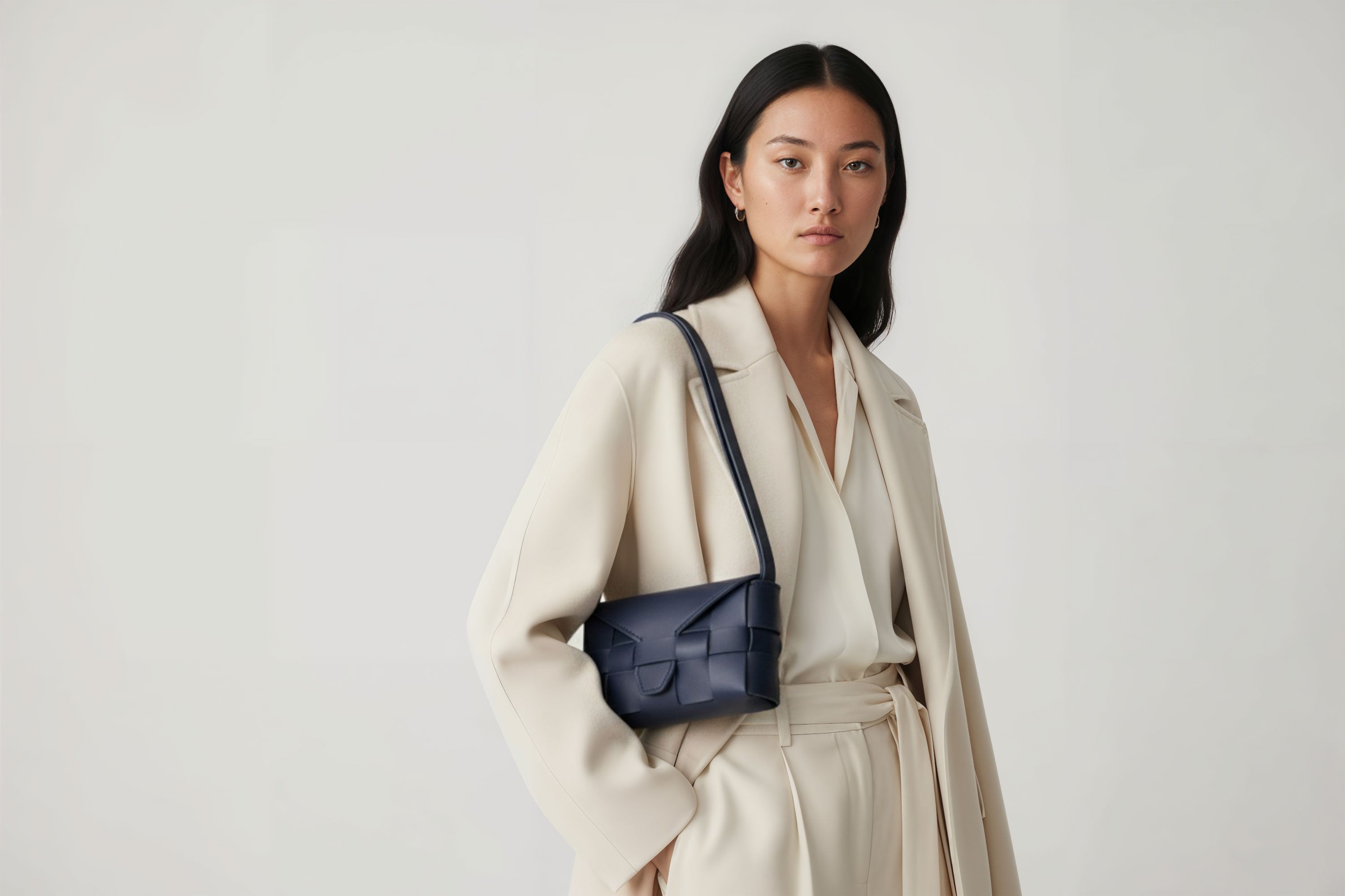 Woven Leather Bag Saka Bag Marine Blue Color Leather On Woman Model Bright Background Vegetable Tanned Leather Modern Minimalist Design Premium Quality Atelier Madre Manuel Dreesmann Barcelona Spain