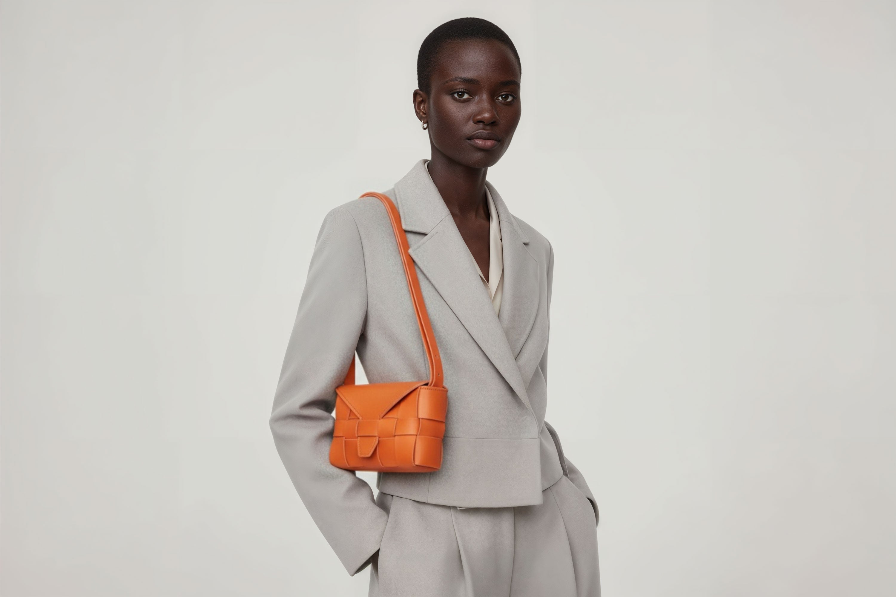 Woven Leather Bag Saka Bag Orange Color Leather On Woman Model Bright Background Vegetable Tanned Leather Modern Minimalist Design Premium Quality Atelier Madre Manuel Dreesmann Barcelona Spain