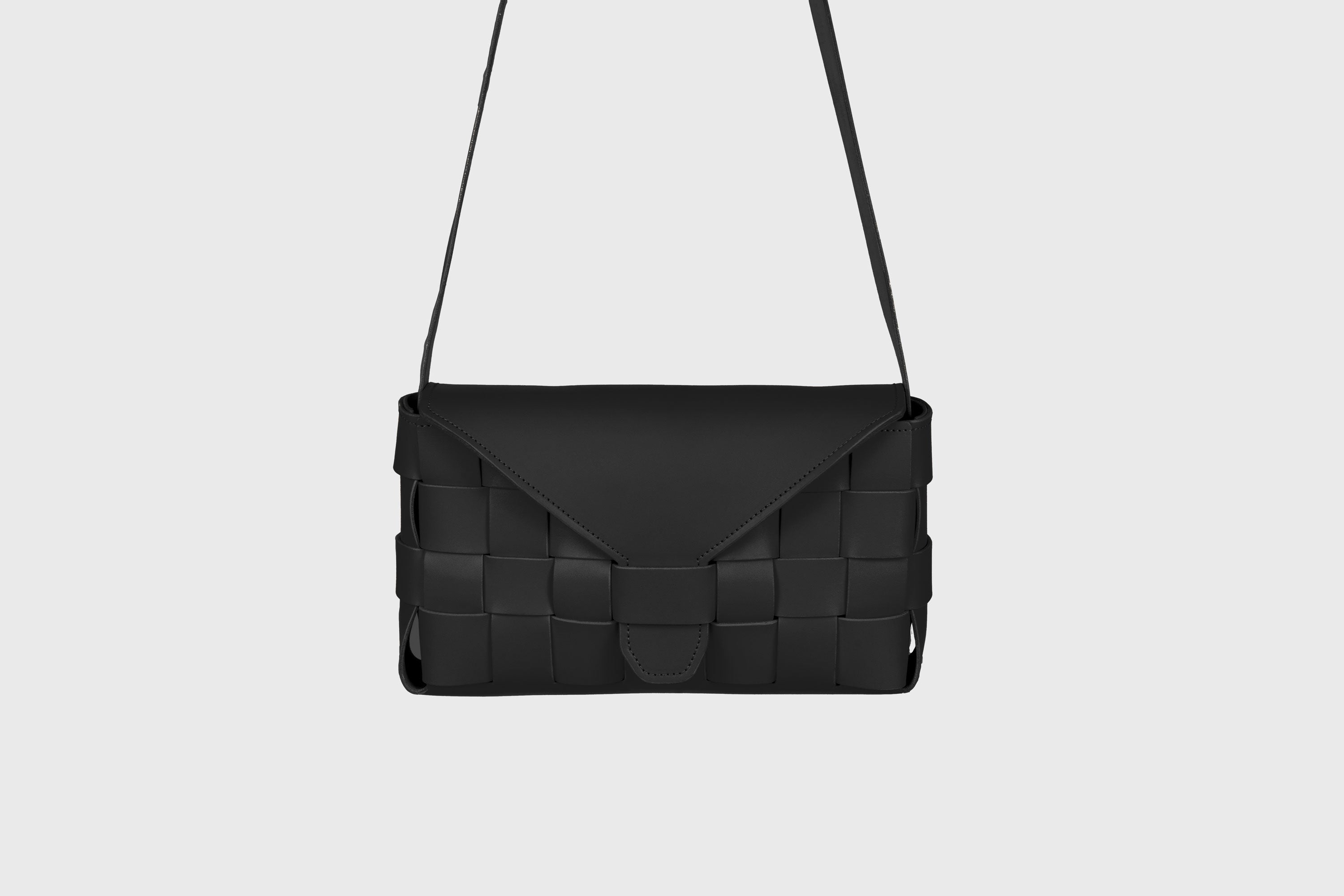 Saka Bag Big In Black Color In Vegetable Tanned Leather Woven Structure Design Atelier Madre Manuel Dreesmann Barcelona Spain