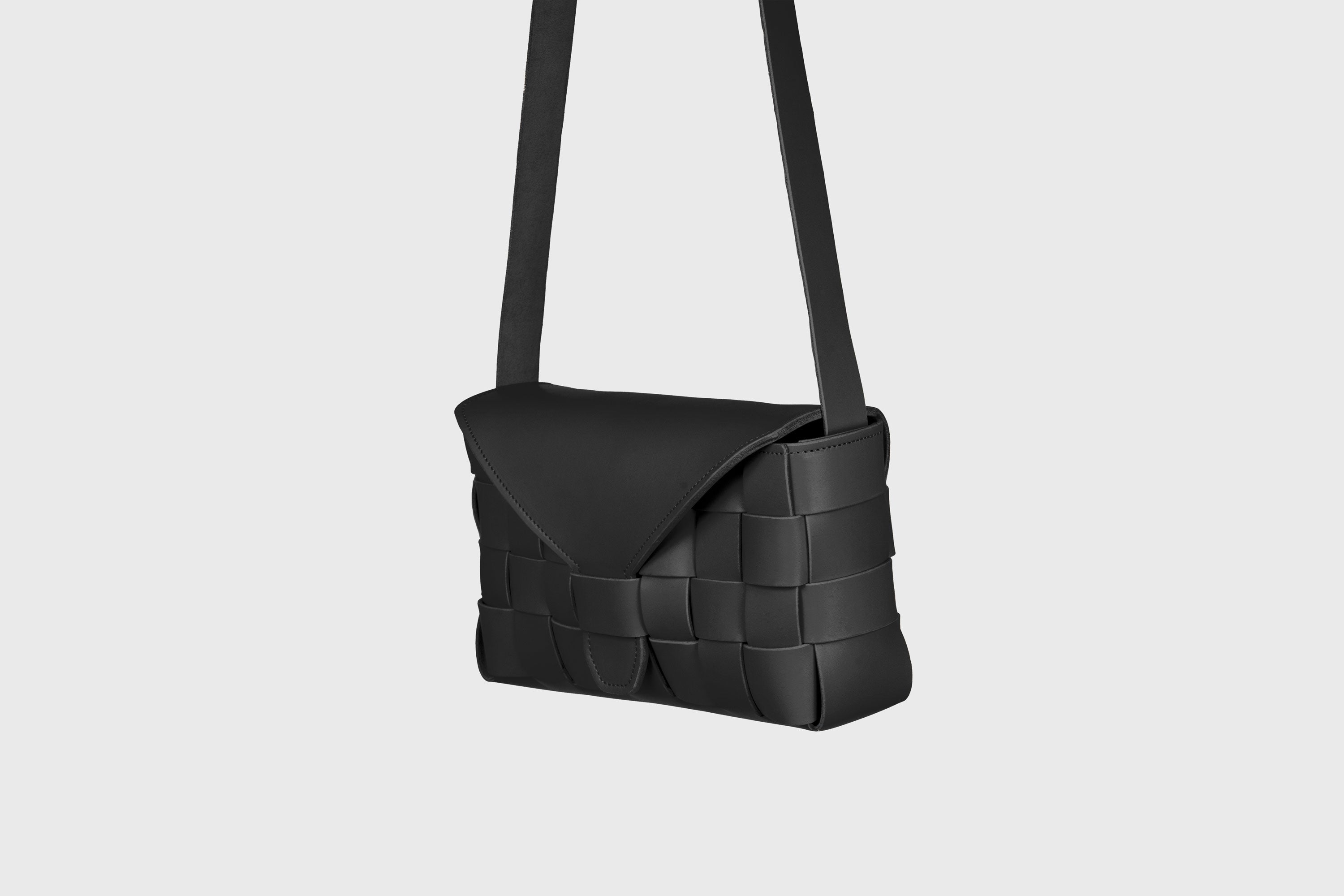 Saka Bag Big In Black Color In Vegetable Tanned Leather Woven Structure Design Atelier Madre Manuel Dreesmann Barcelona Spain