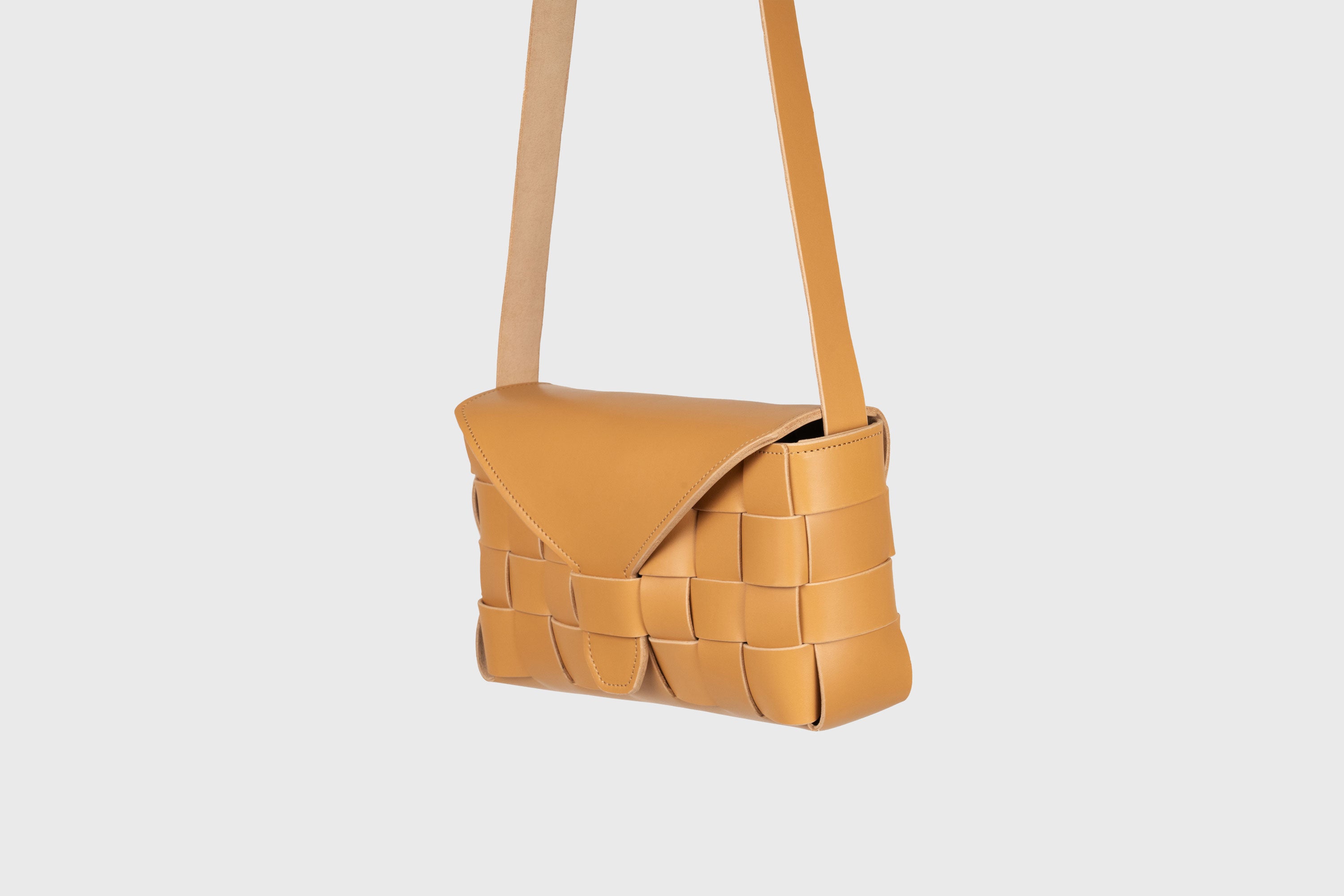 Saka Bag Big In Brown Color In Vegetable Tanned Leather Woven Structure Design Atelier Madre Manuel Dreesmann Barcelona Spain